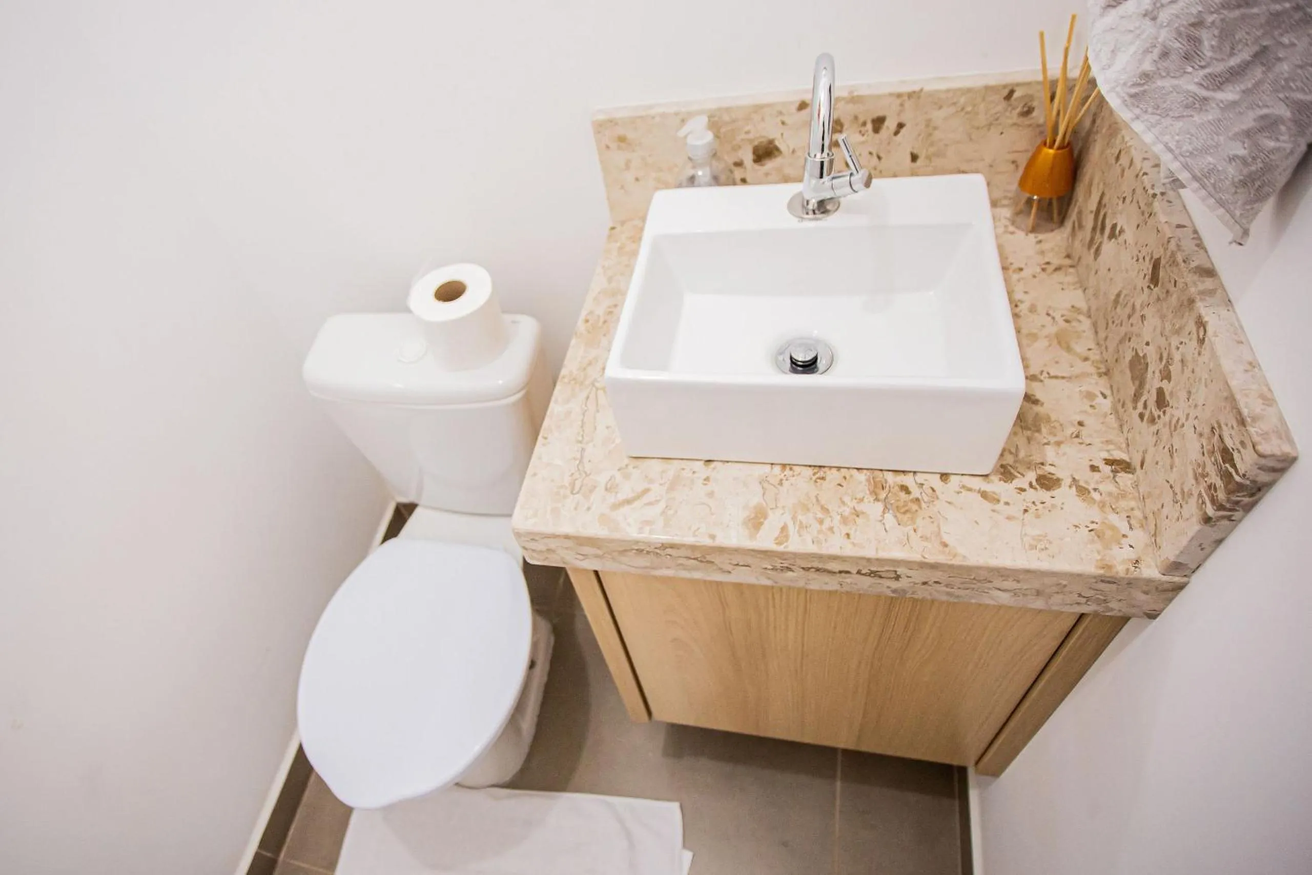 Toilet in Completa casa apenas 700m da praia