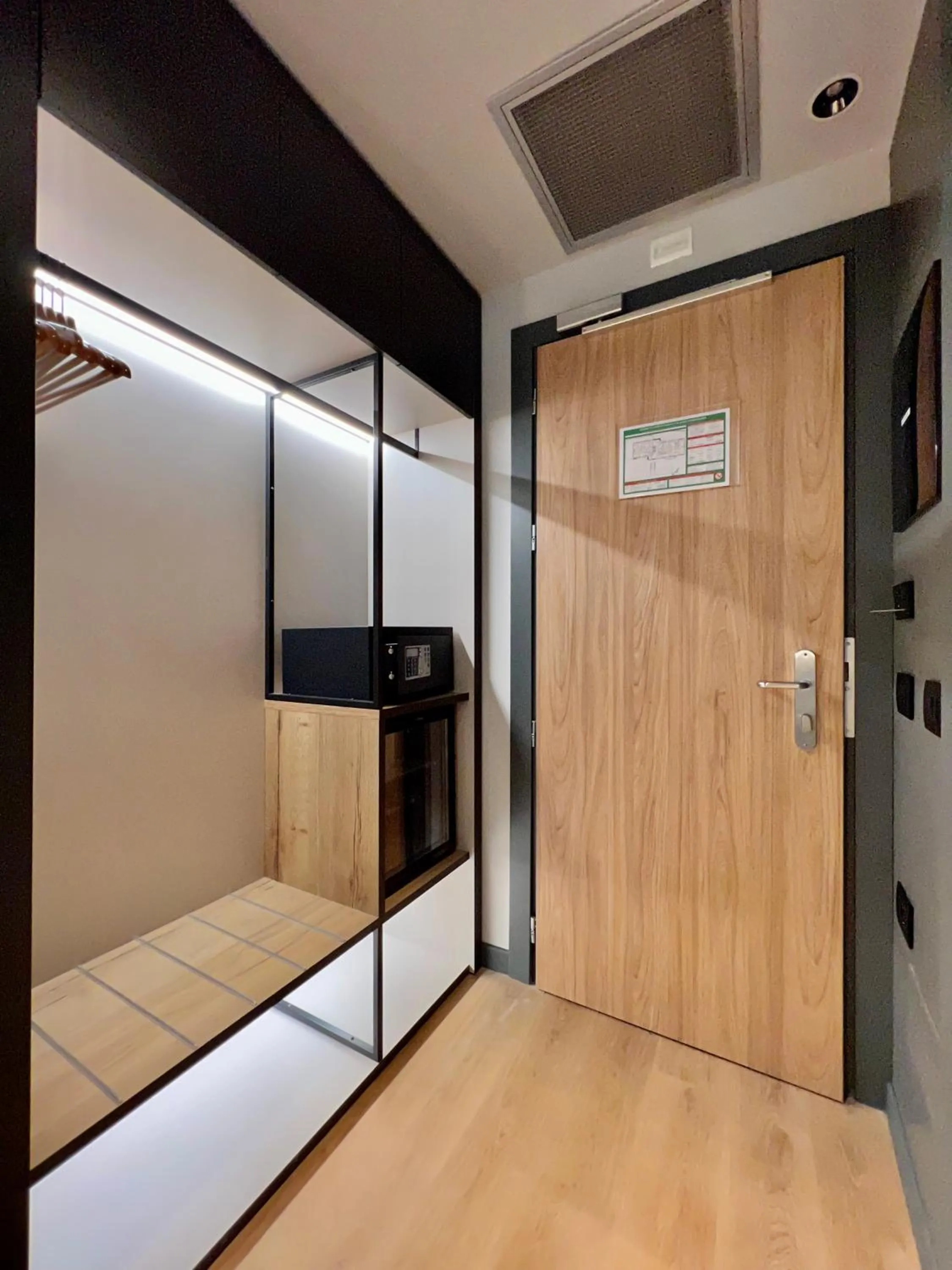 wardrobe, Bed in Hotel Leonessa