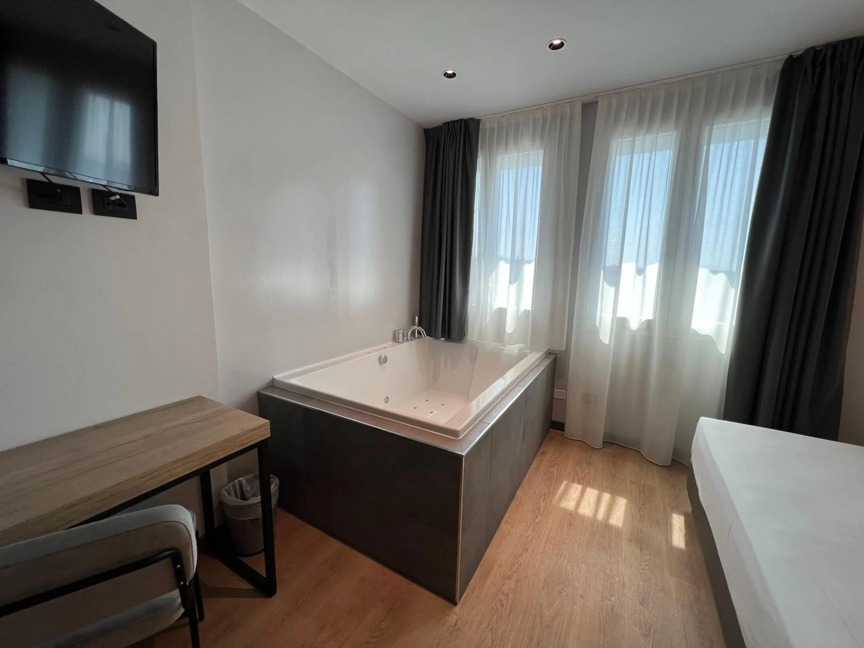 Hot Tub, Bed in Hotel Leonessa