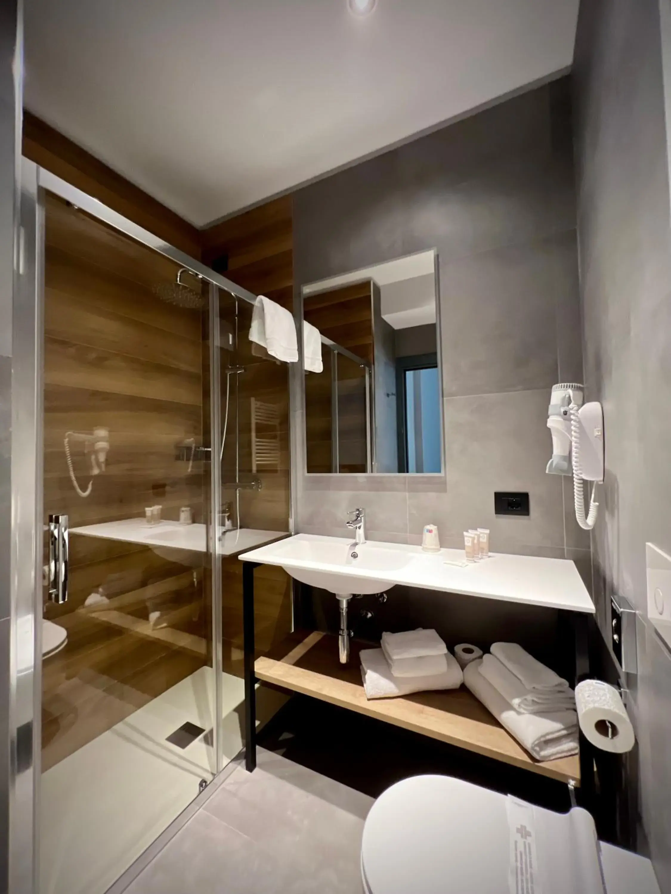 Shower in Hotel Leonessa Shower in Hotel Leonessa