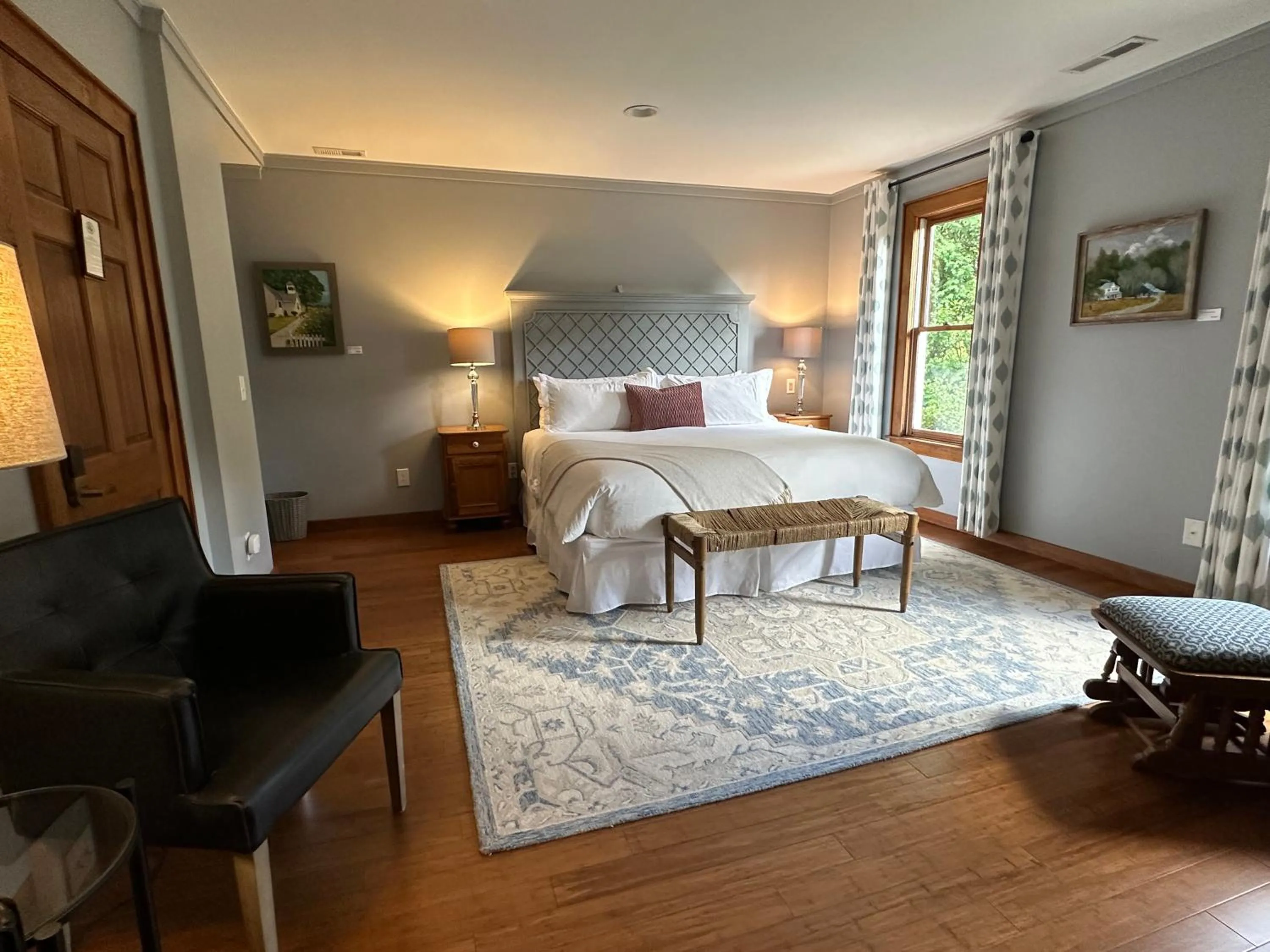 Seating area, Bed in Lovill House Inn