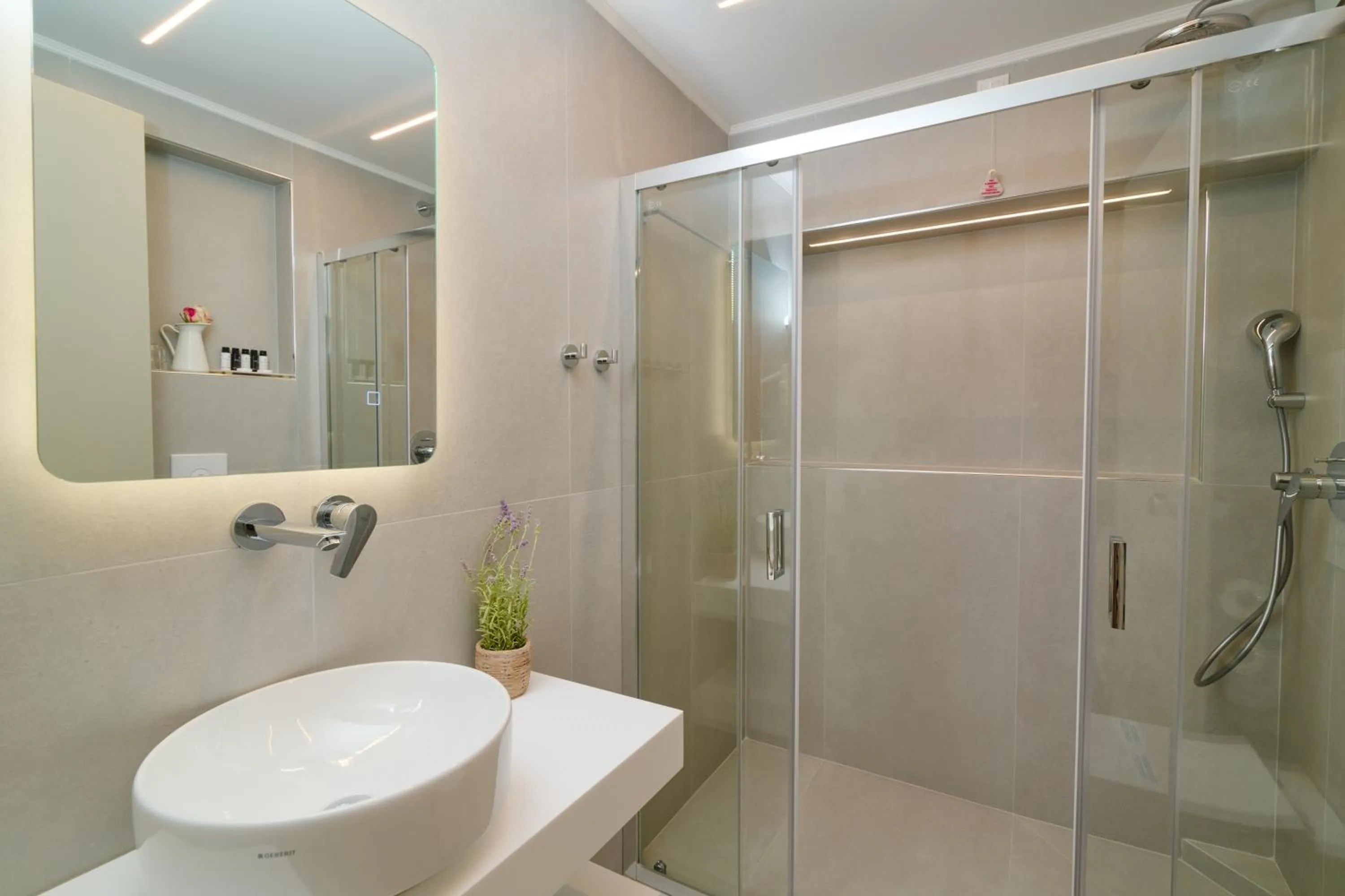 Shower in Fedriades Delphi Hotel