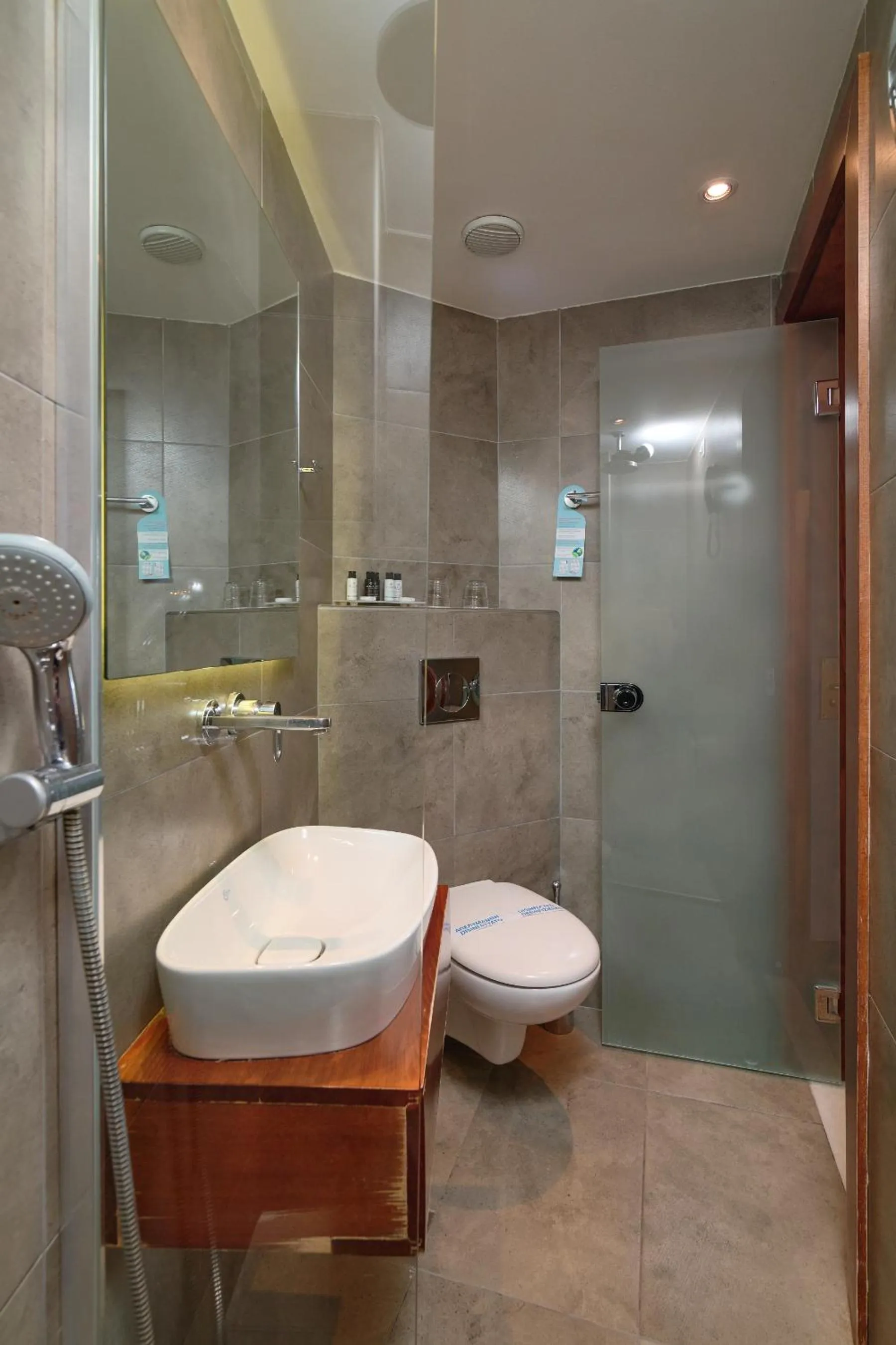 Bathroom in Fedriades Delphi Hotel