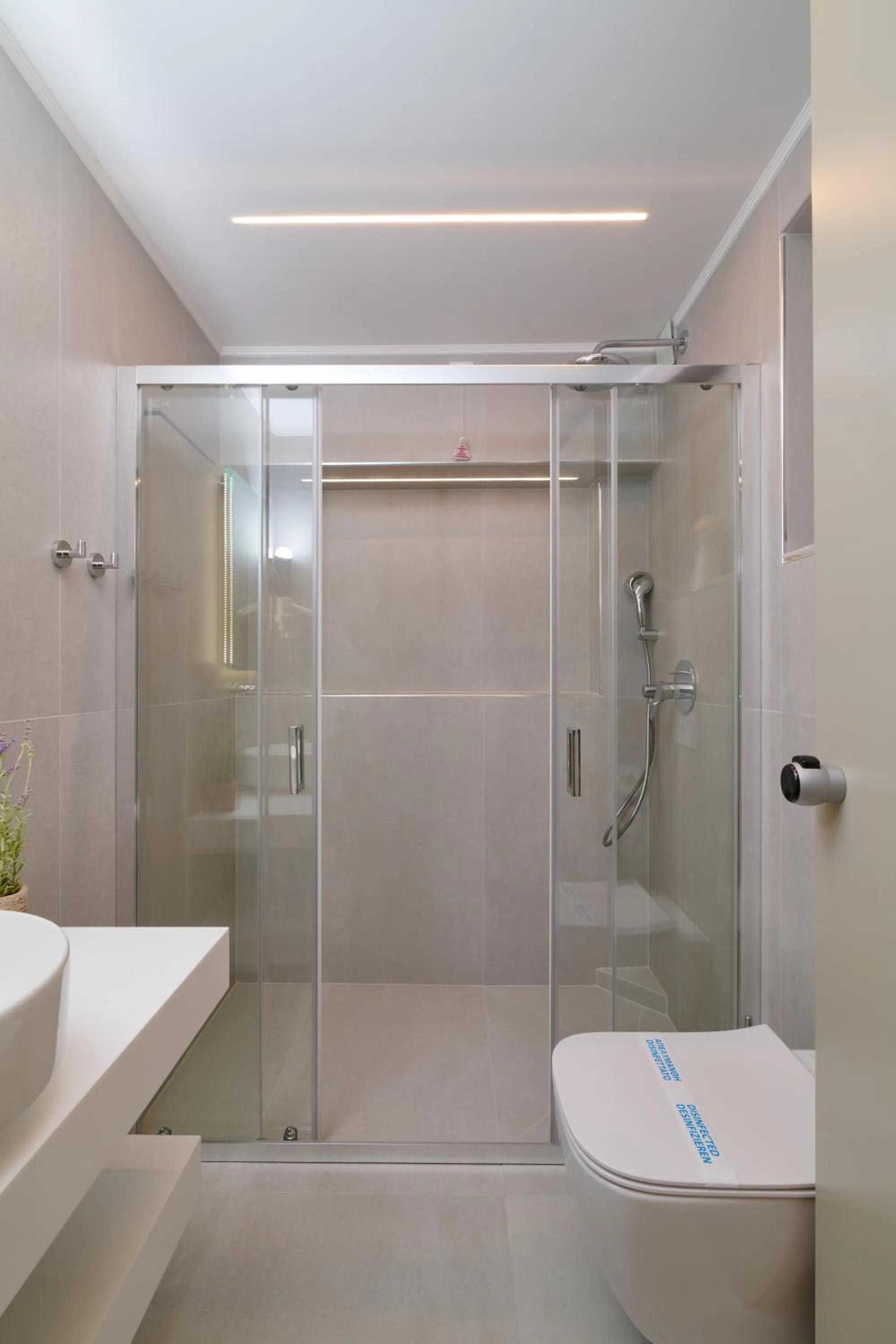 Shower in Fedriades Delphi Hotel