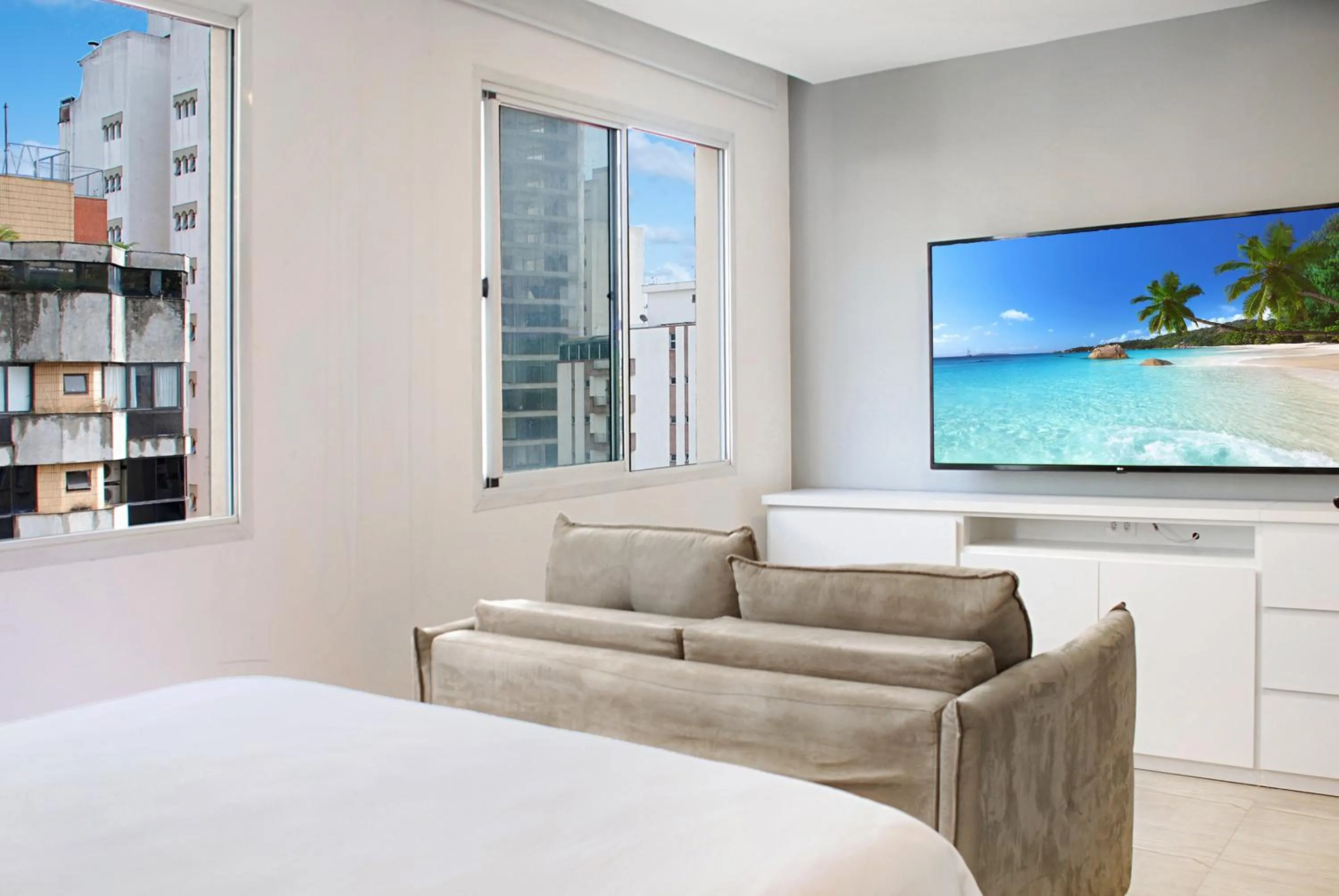 Communal lounge/ TV room in Sofisticado Hotel na Vila Olimpia