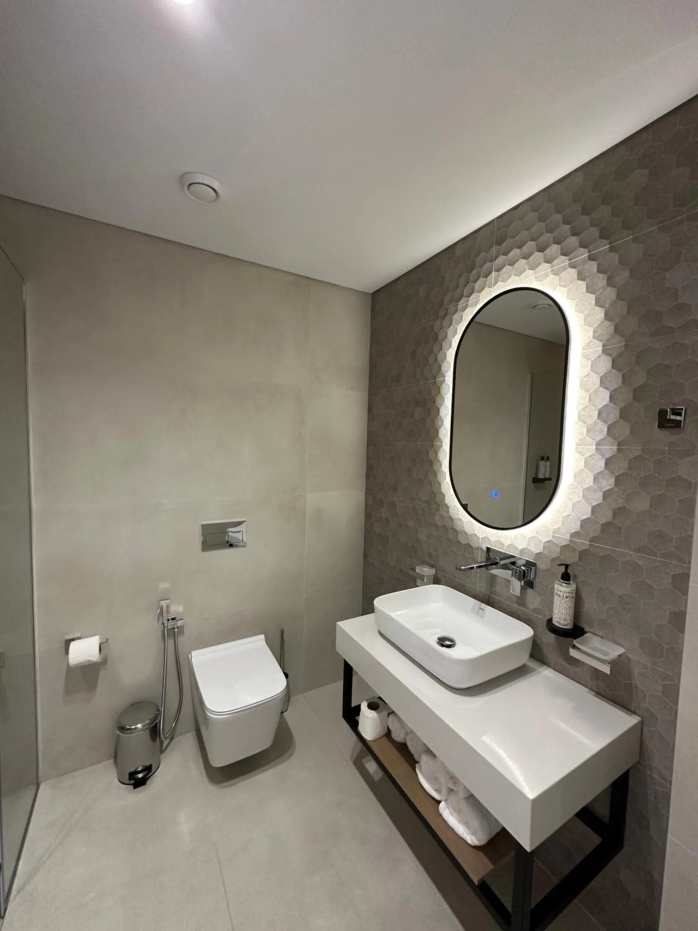 Toilet in Colosseum Hotel