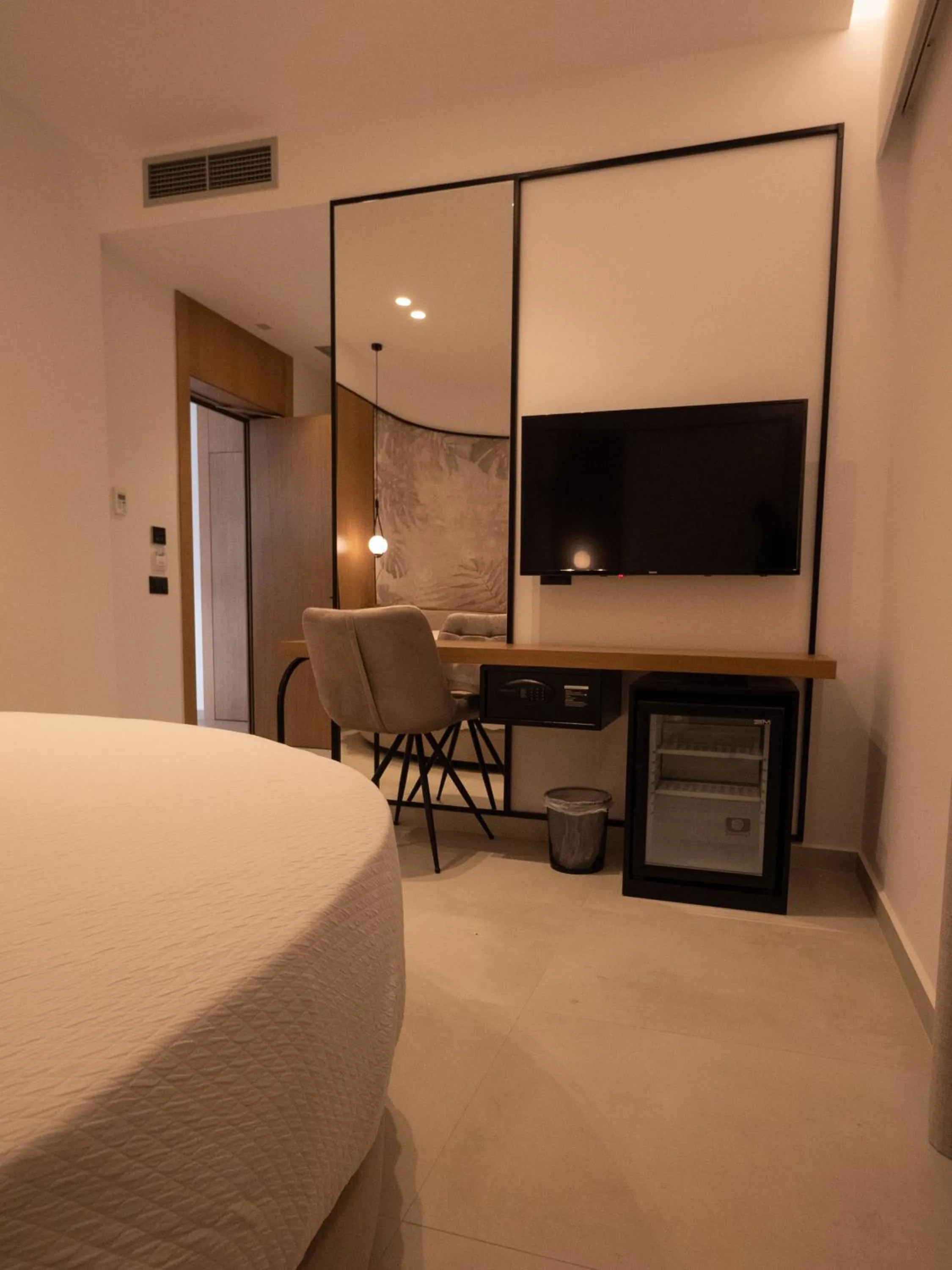 Communal lounge/ TV room in Colosseum Hotel