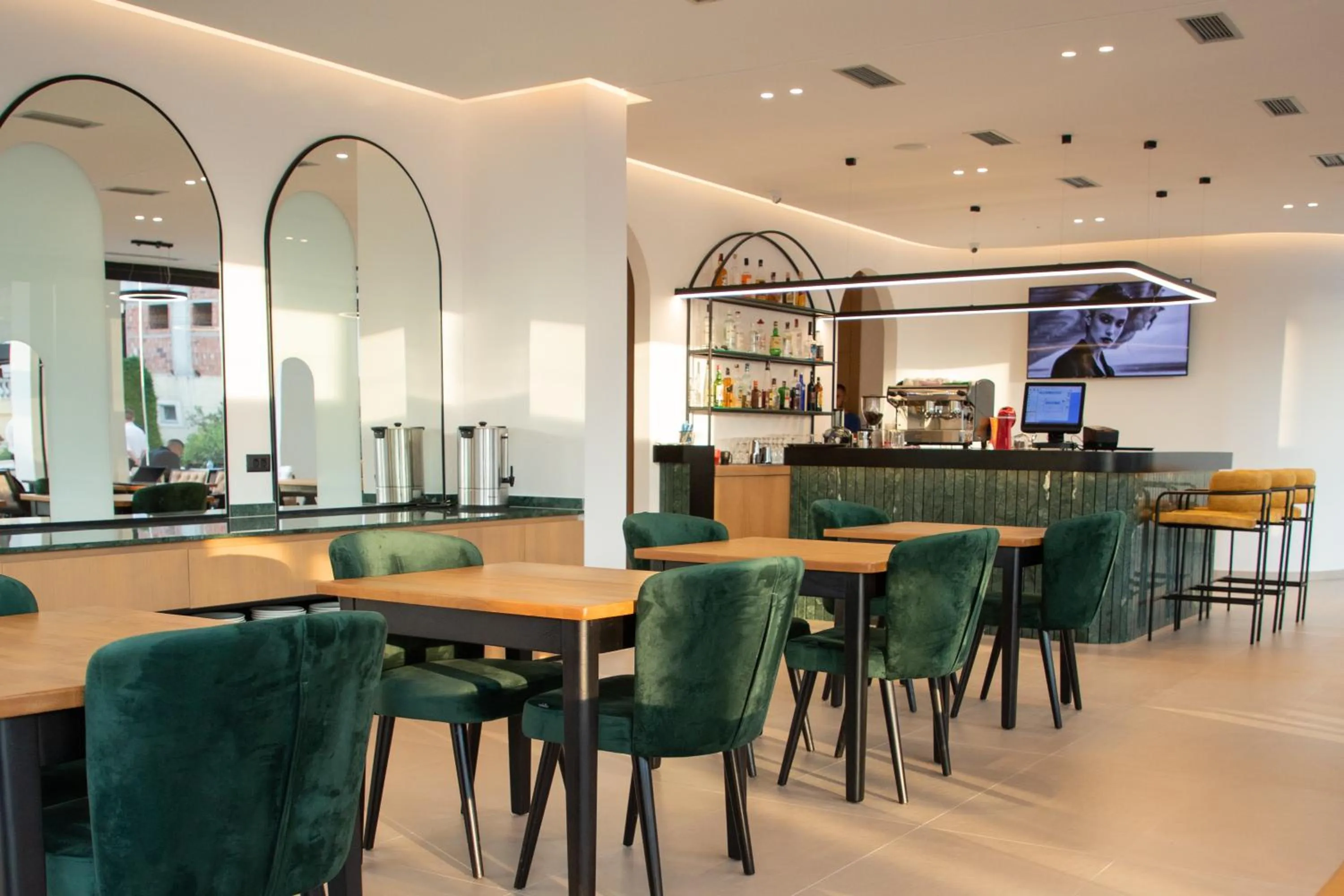 Restaurant/places to eat in Colosseum Hotel