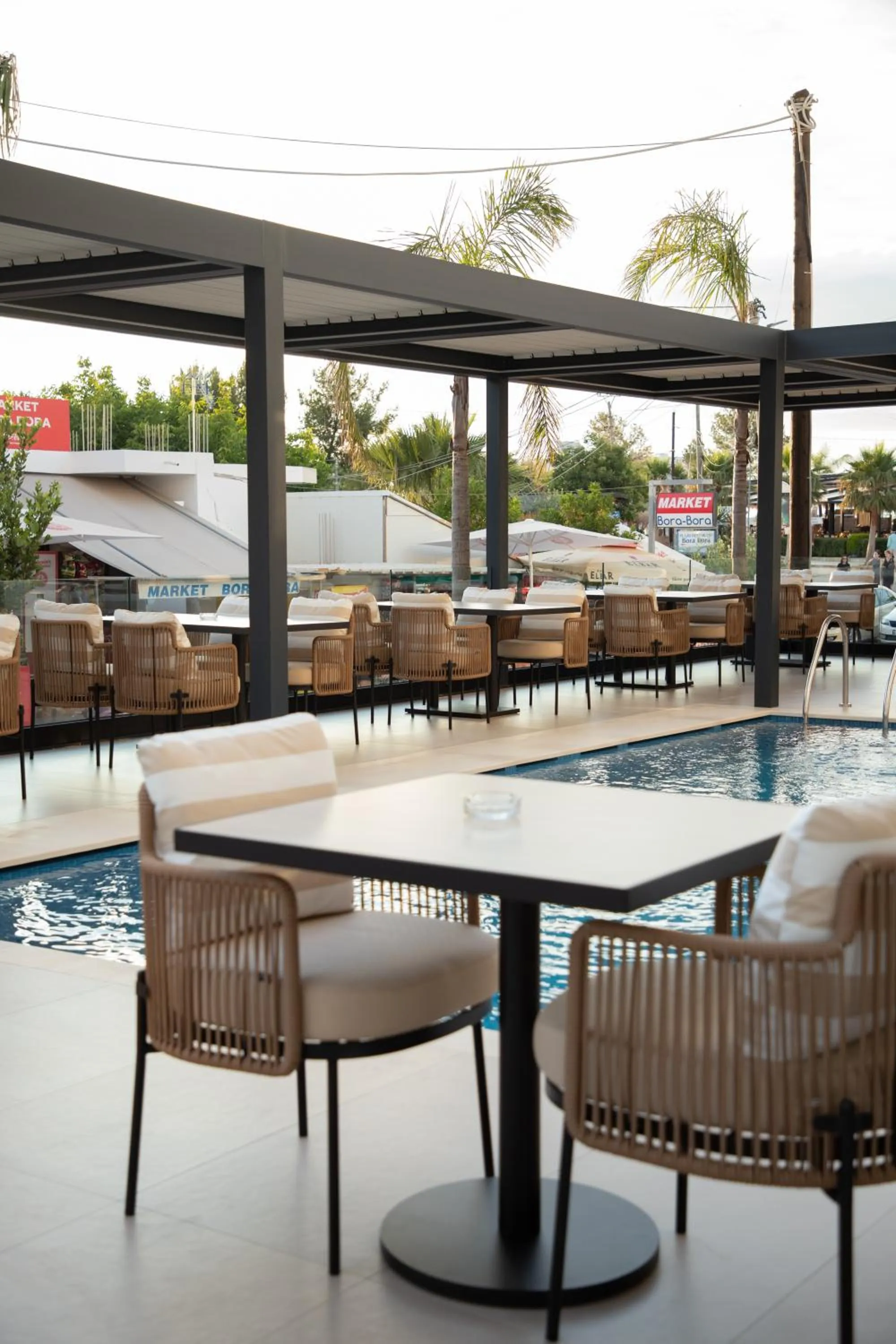 Restaurant/places to eat in Colosseum Hotel