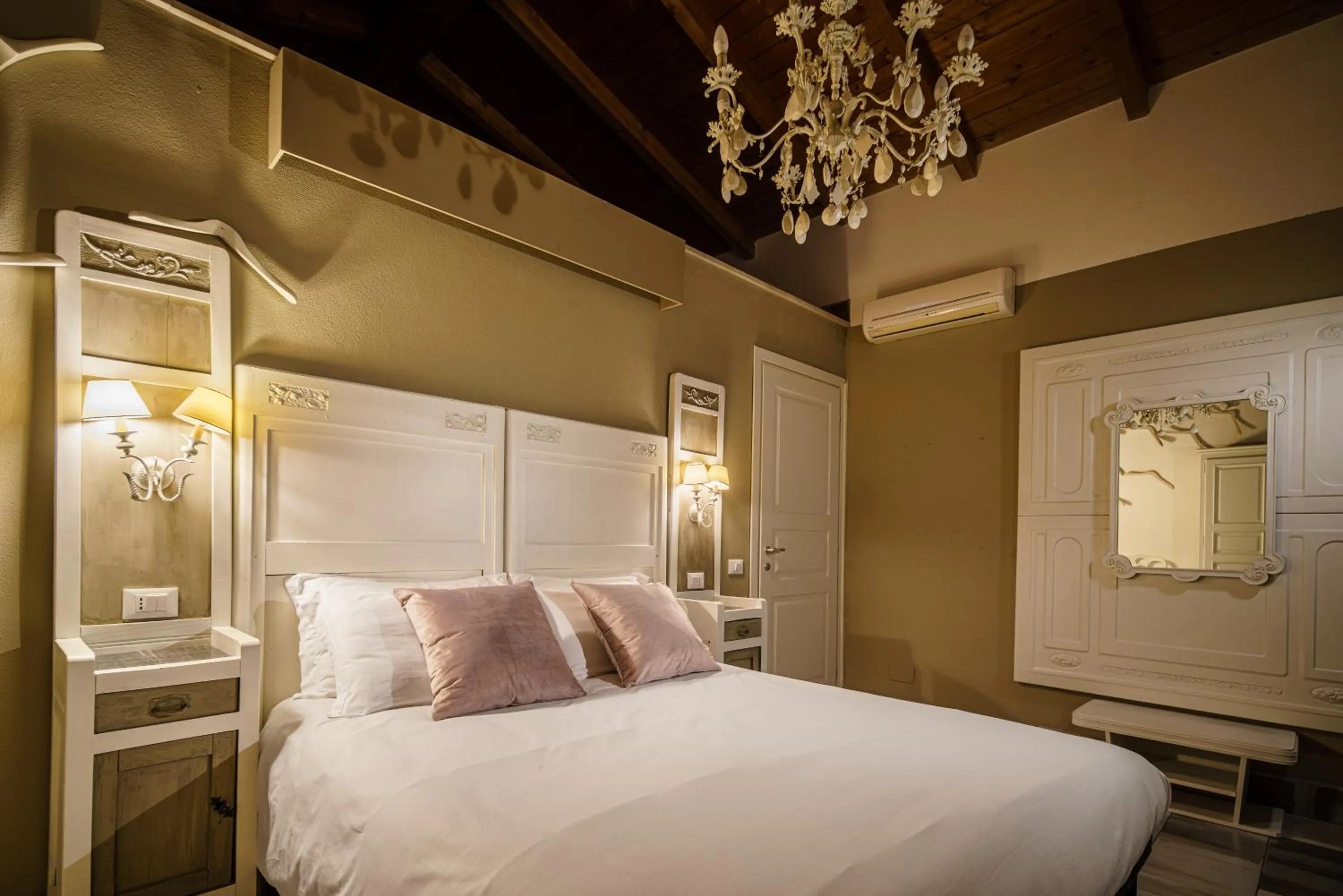Photo of the whole room, Bed in Le Meraviglie di Alice