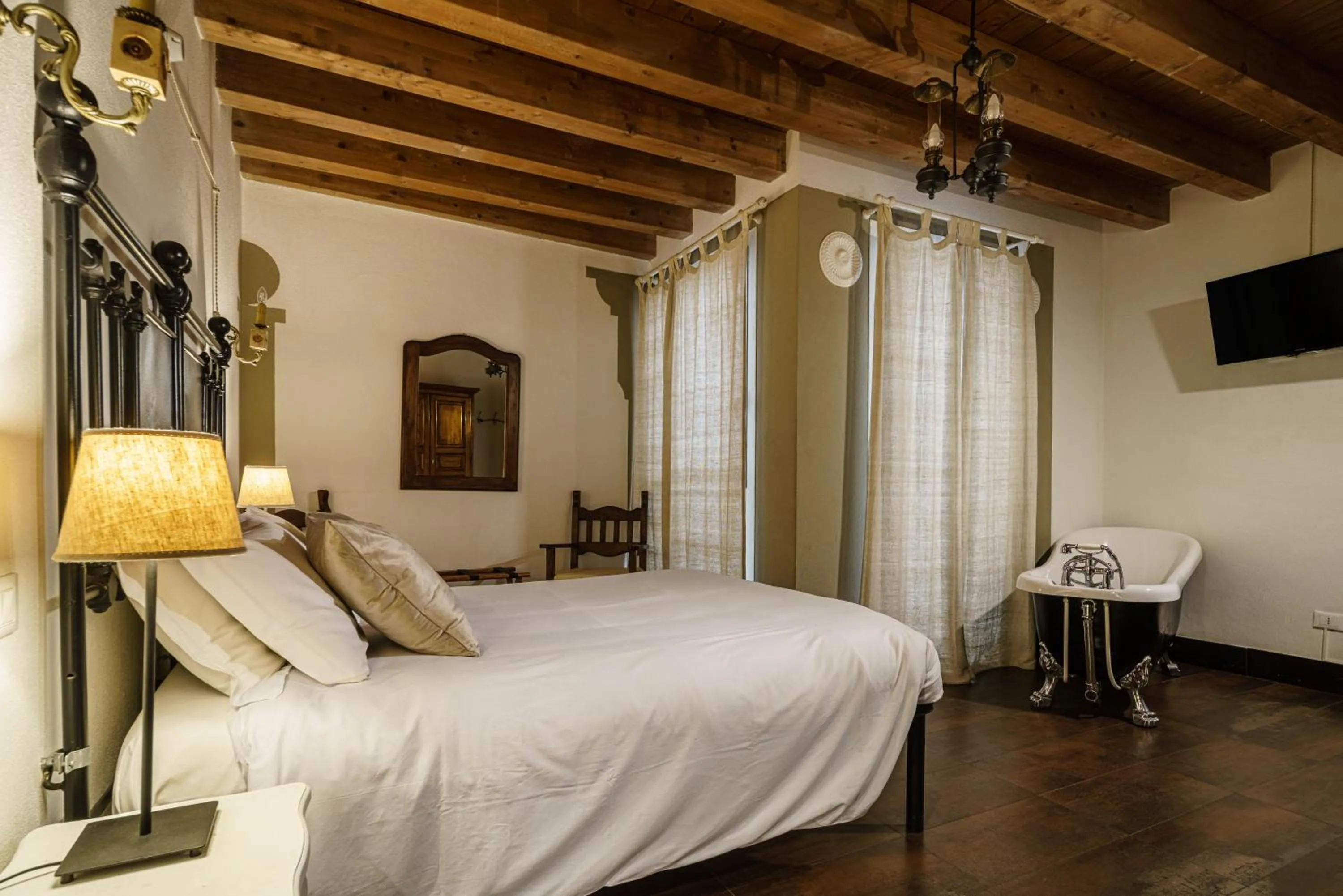 Photo of the whole room, Bed in Le Meraviglie di Alice