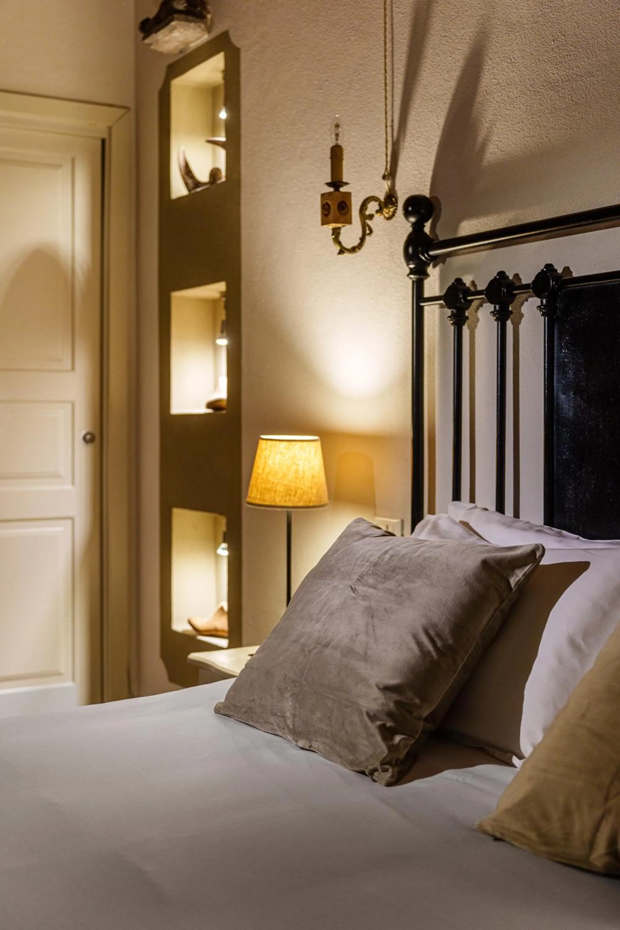 Decorative detail, Bed in Le Meraviglie di Alice