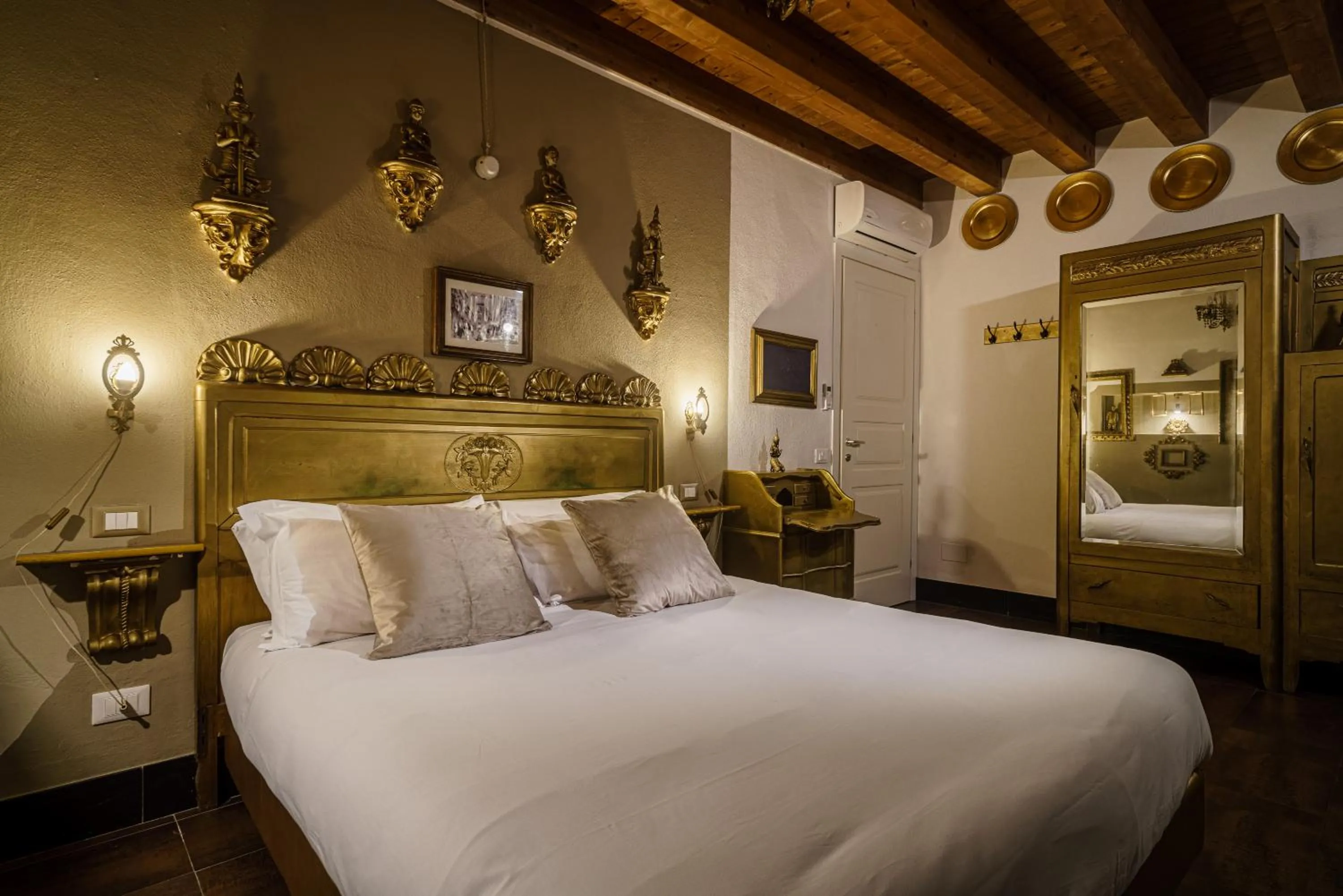 Photo of the whole room, Bed in Le Meraviglie di Alice