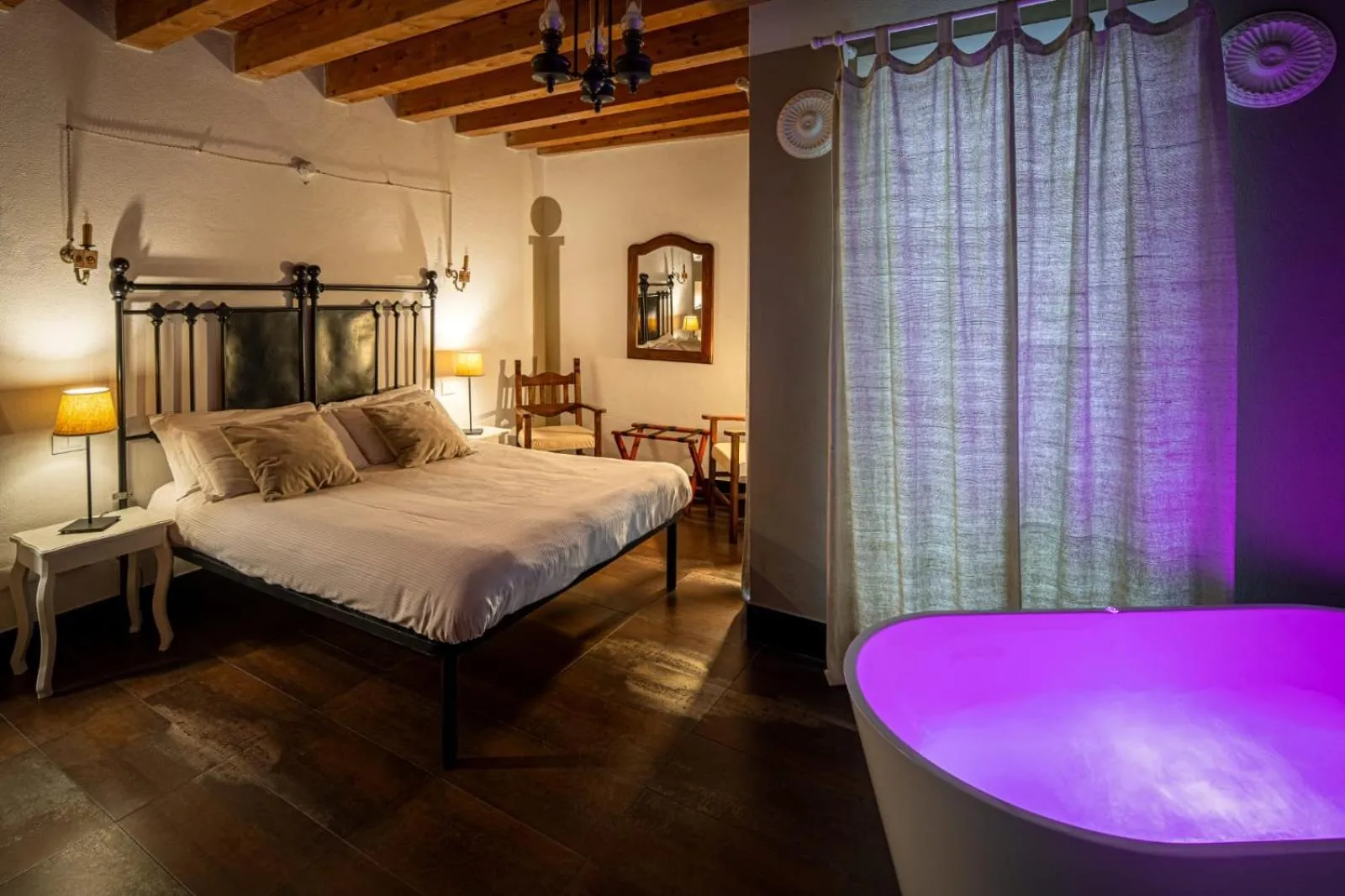 Photo of the whole room, Bed in Le Meraviglie di Alice