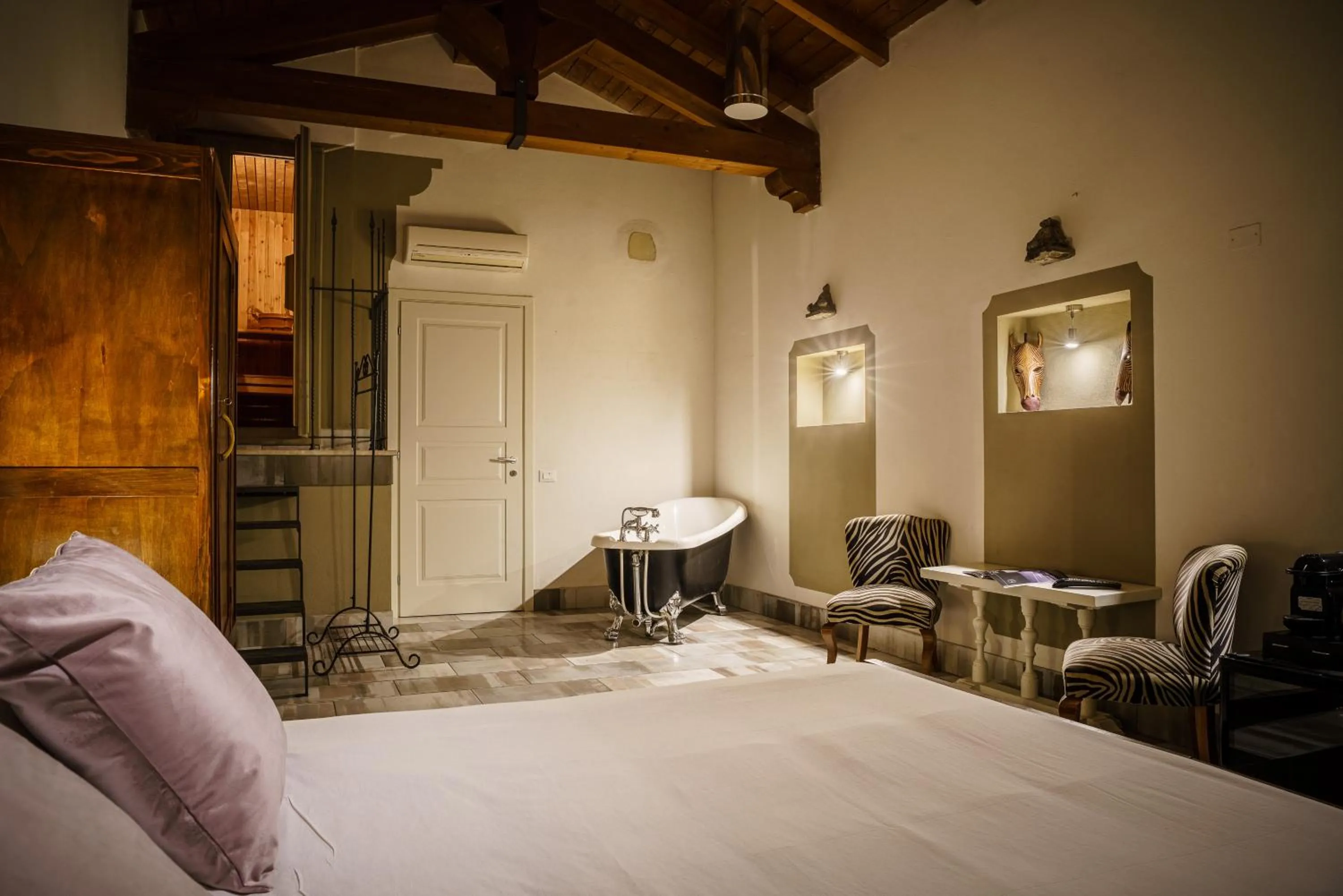 Photo of the whole room, Bed in Le Meraviglie di Alice