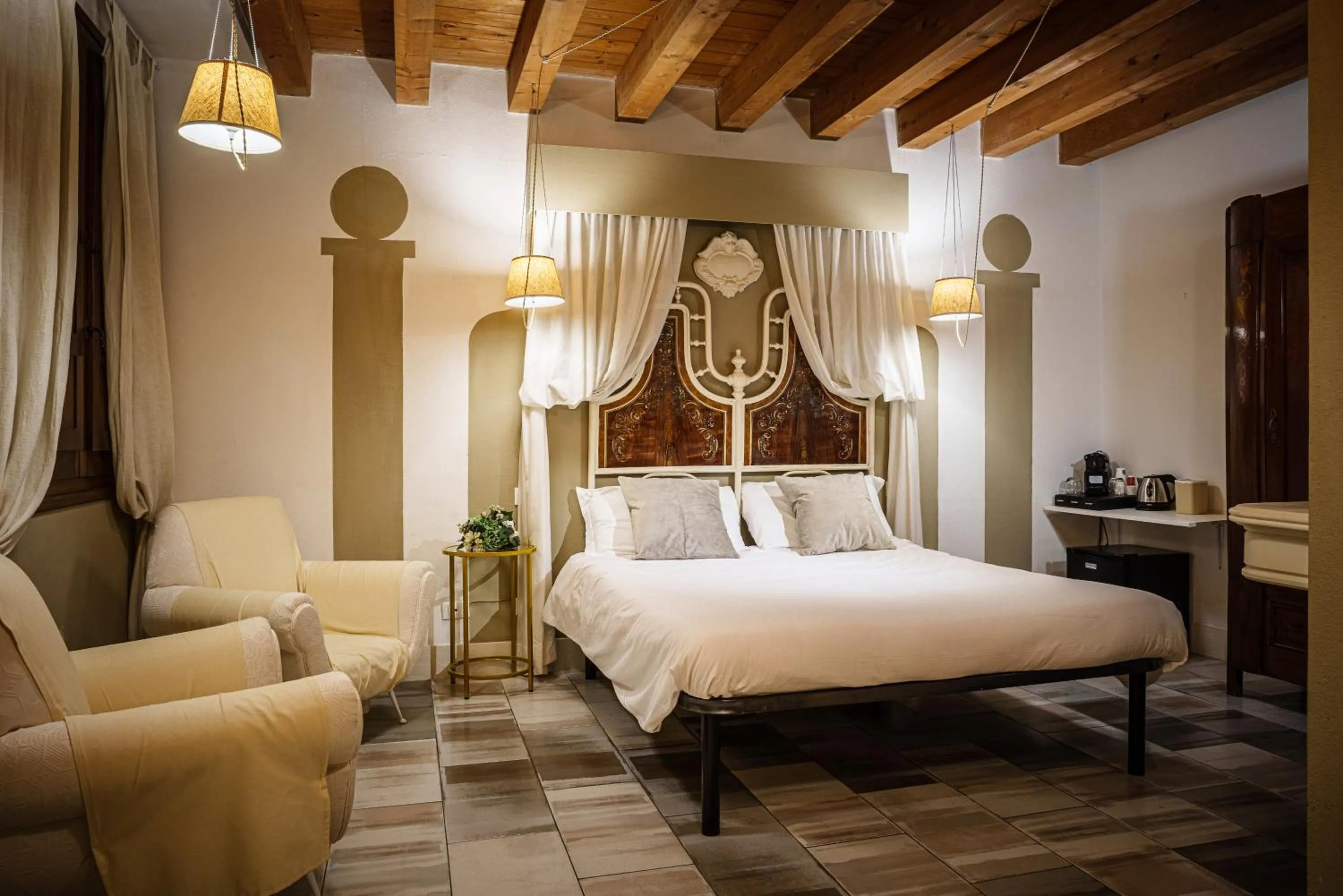 Photo of the whole room, Bed in Le Meraviglie di Alice