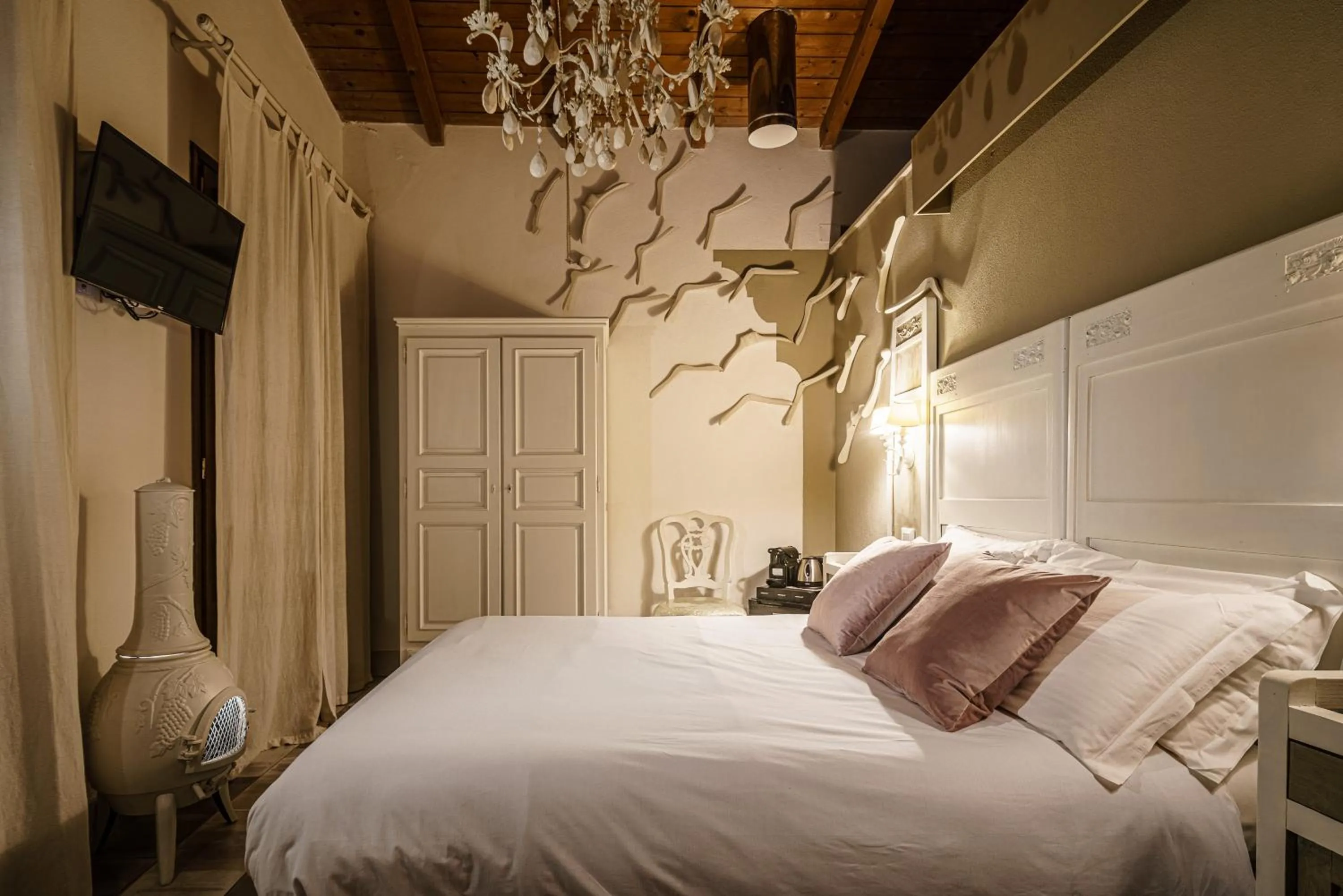 Photo of the whole room, Bed in Le Meraviglie di Alice