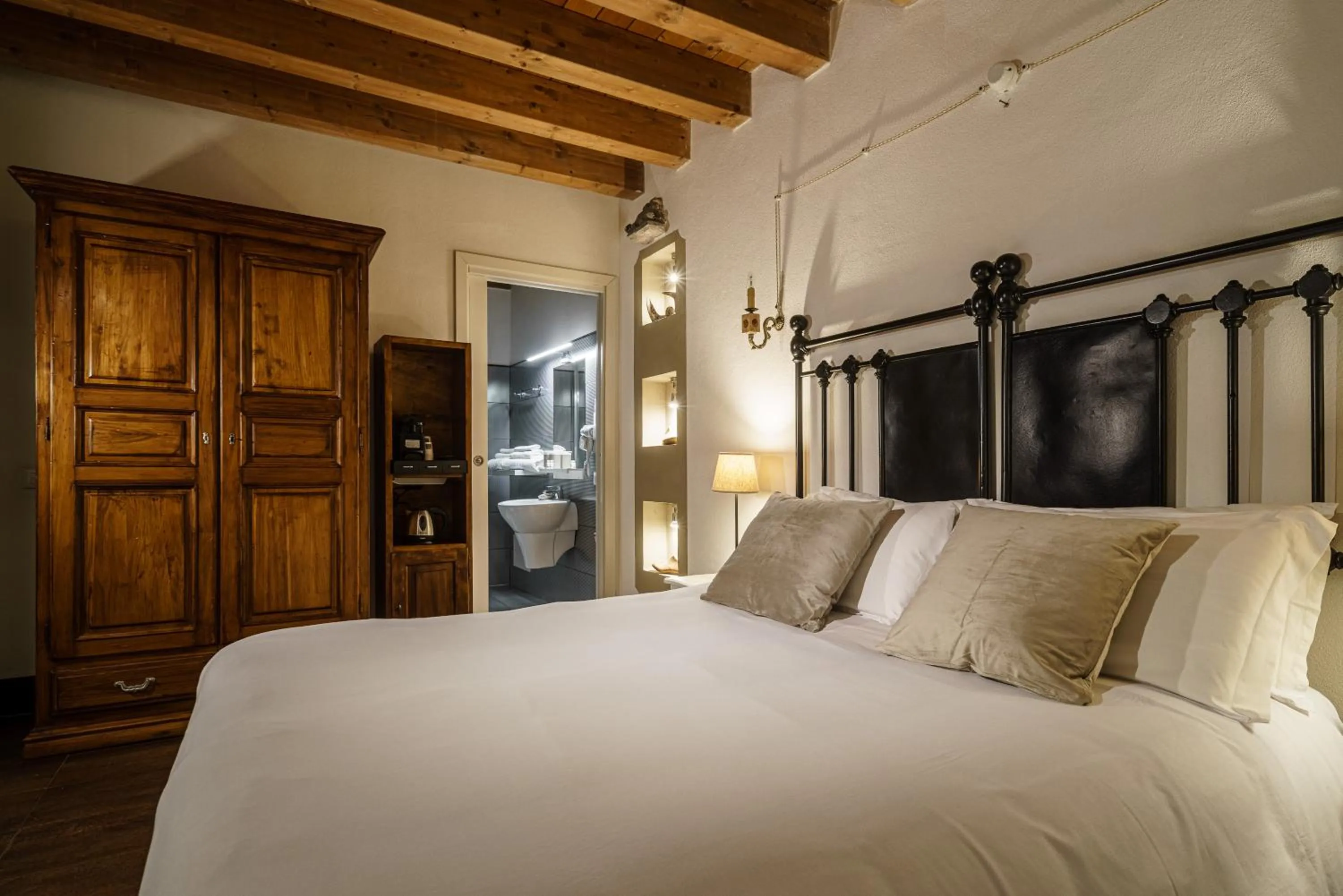 Photo of the whole room, Bed in Le Meraviglie di Alice