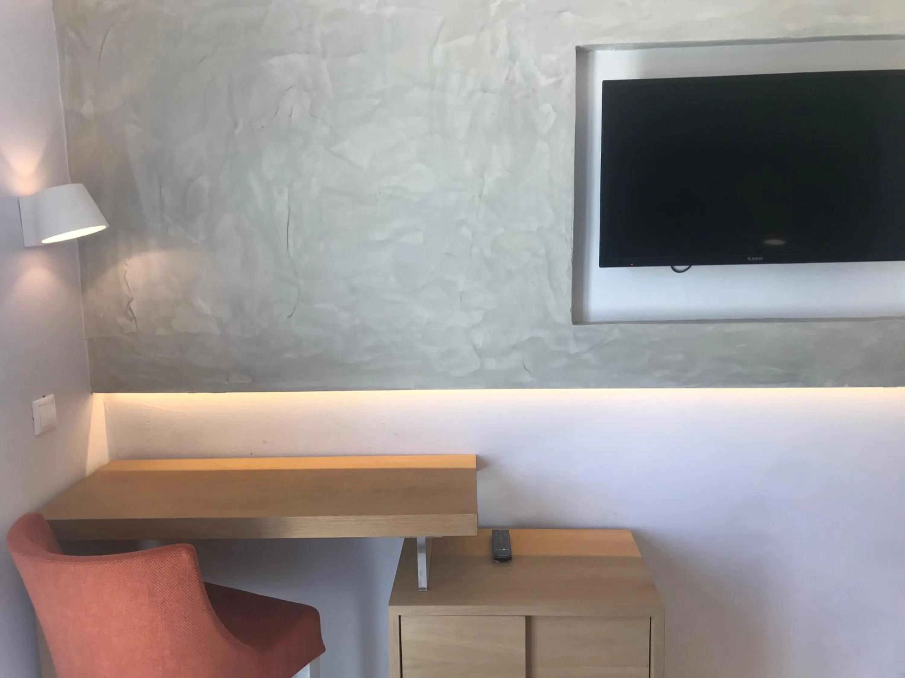 TV and multimedia in Thera Mare