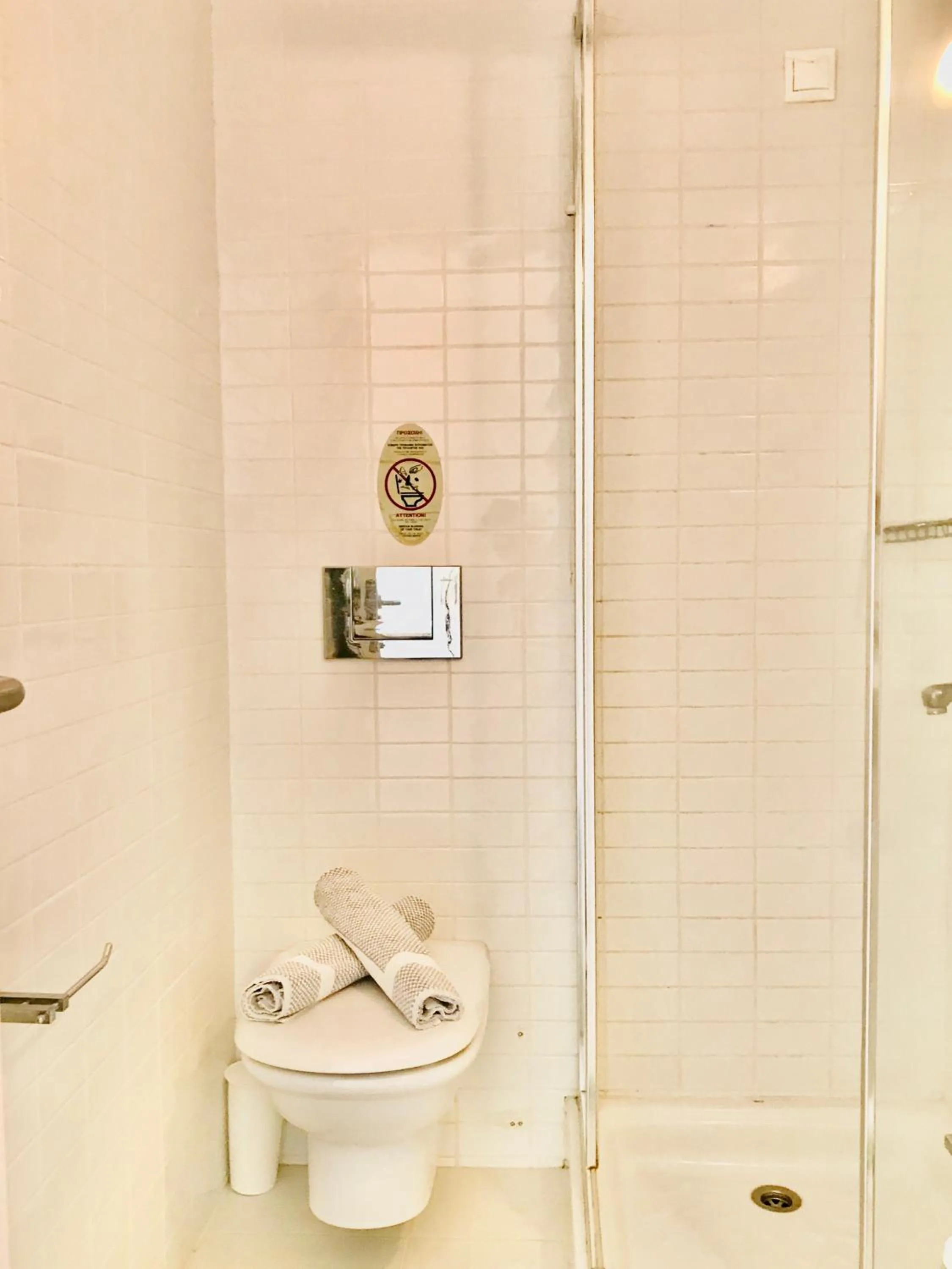 Shower in Thera Mare