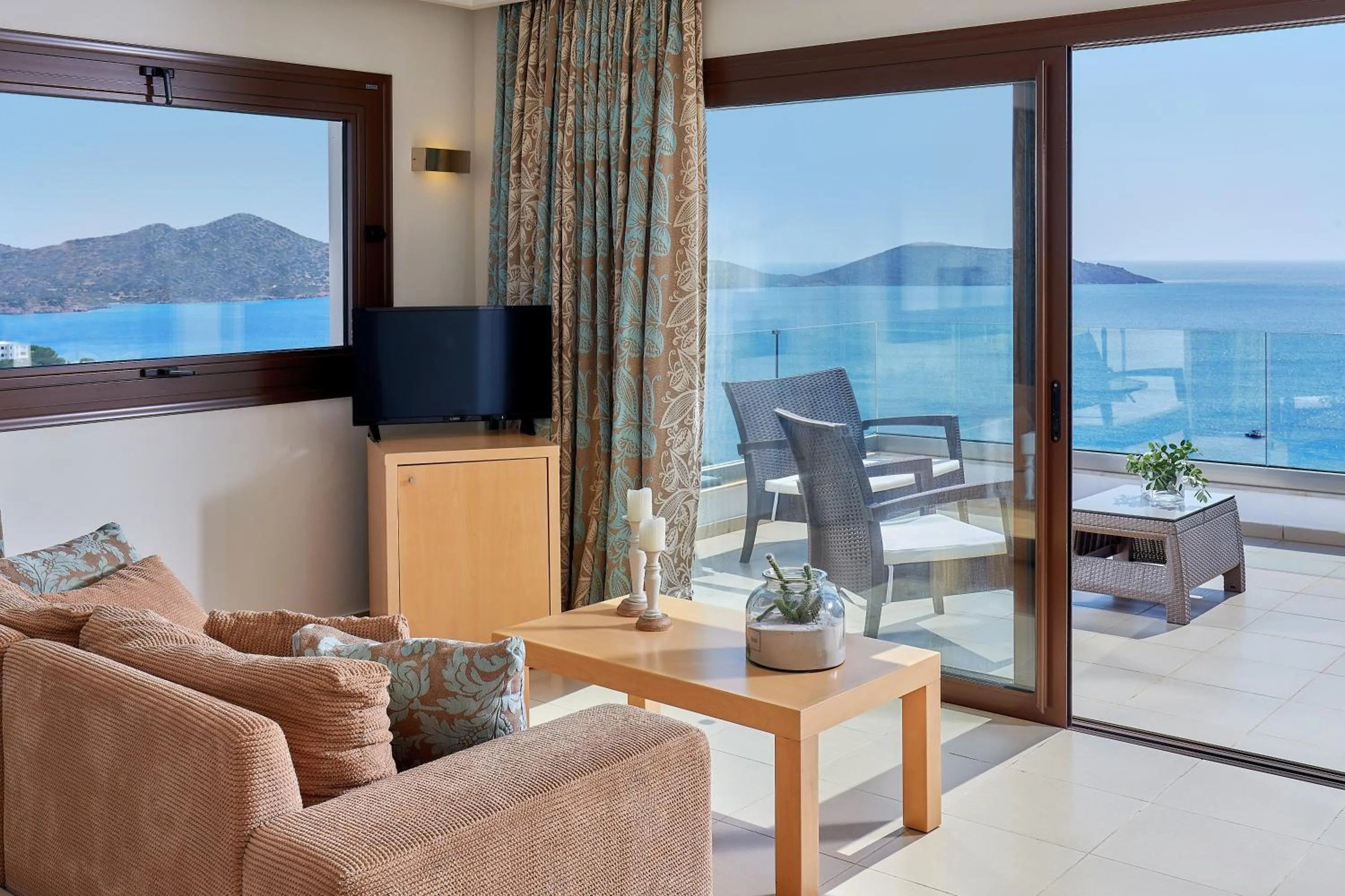 TV and multimedia, Seating Area in Elounda Ilion Hotel Bungalows