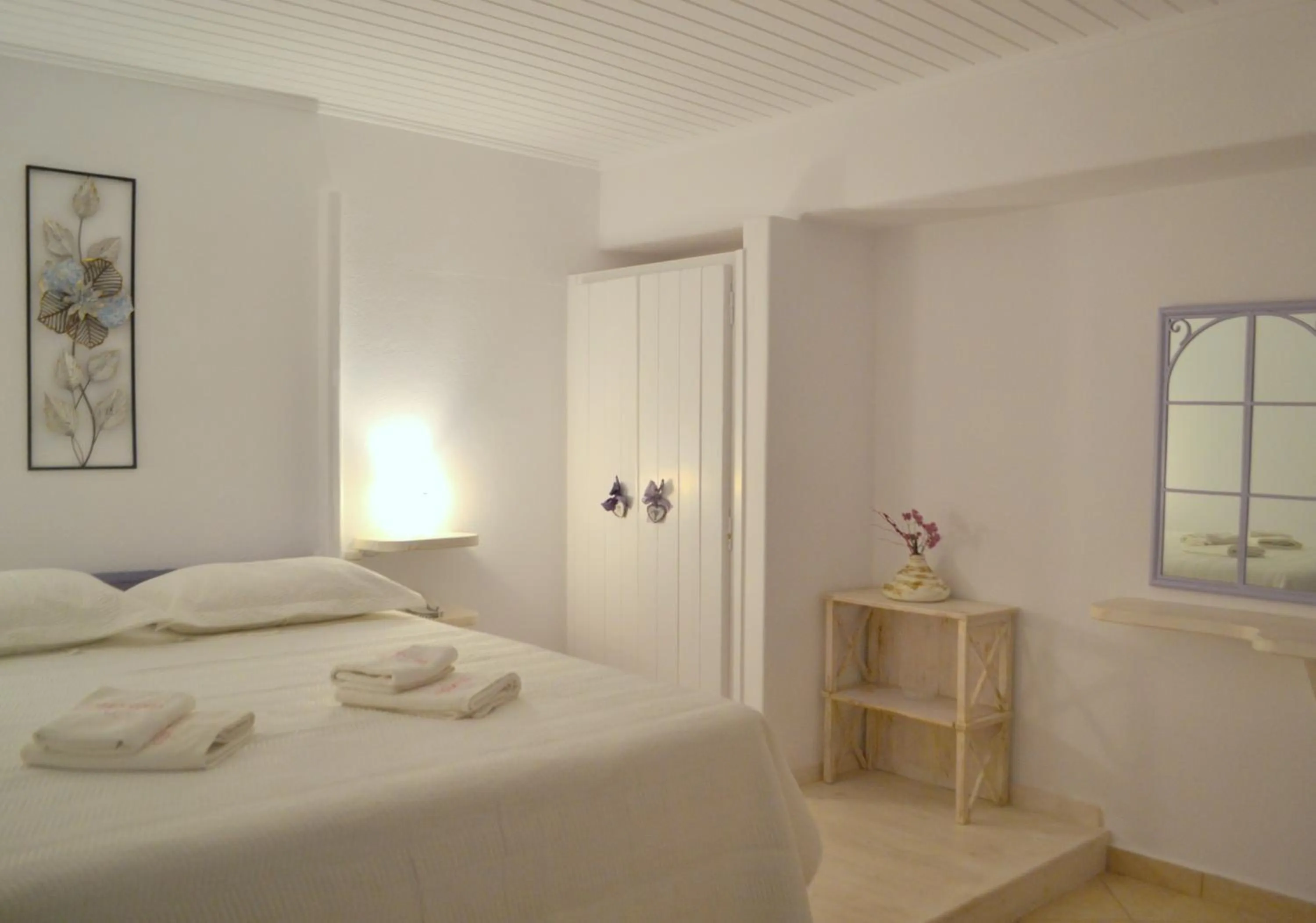 Photo of the whole room, Bed in Apsenti couples only