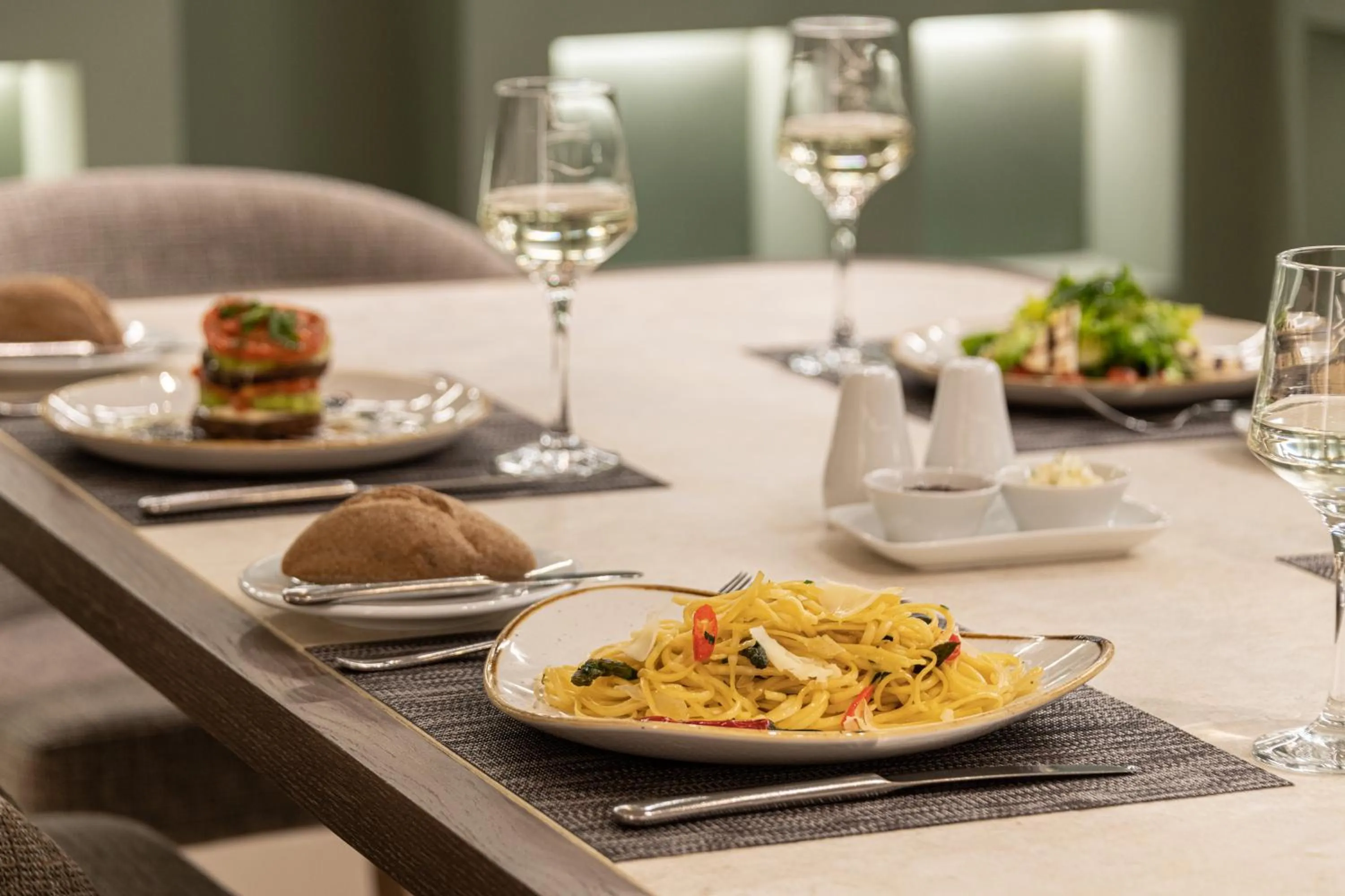 Restaurant/places to eat in Holiday Inn Thessaloniki by IHG