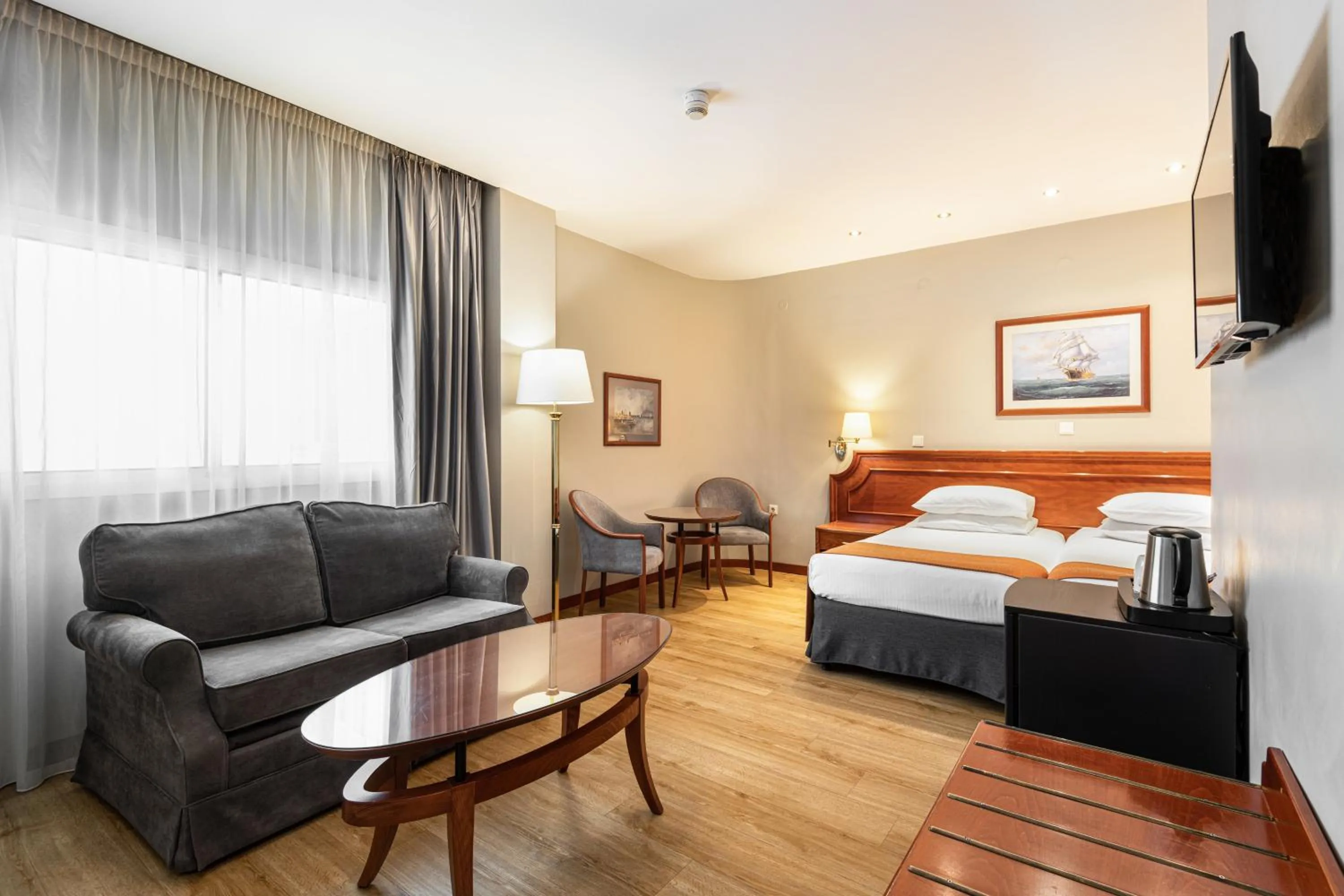 Photo of the whole room, Bed in Holiday Inn Thessaloniki by IHG