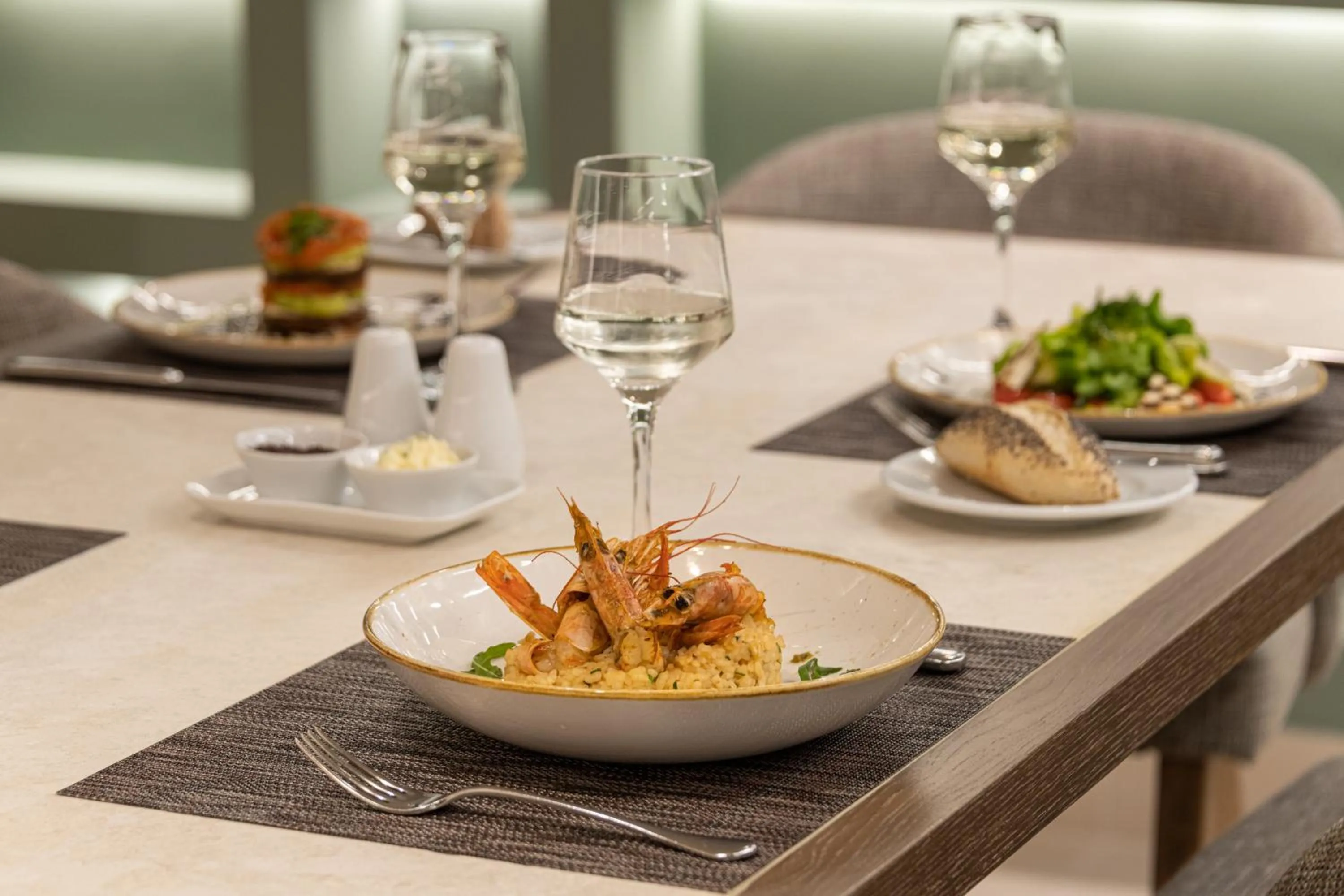 Restaurant/places to eat in Holiday Inn Thessaloniki by IHG