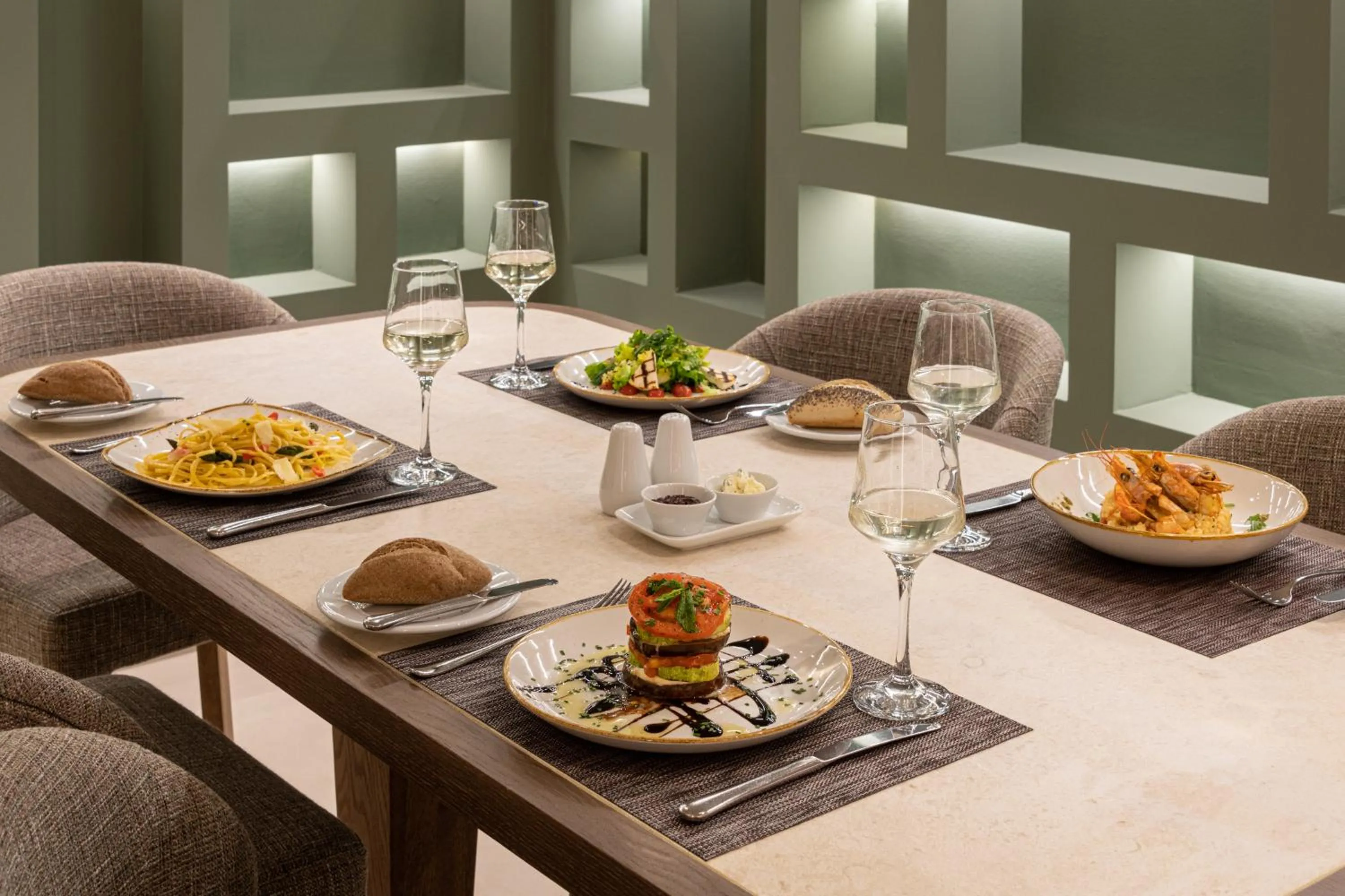 Restaurant/places to eat in Holiday Inn Thessaloniki by IHG