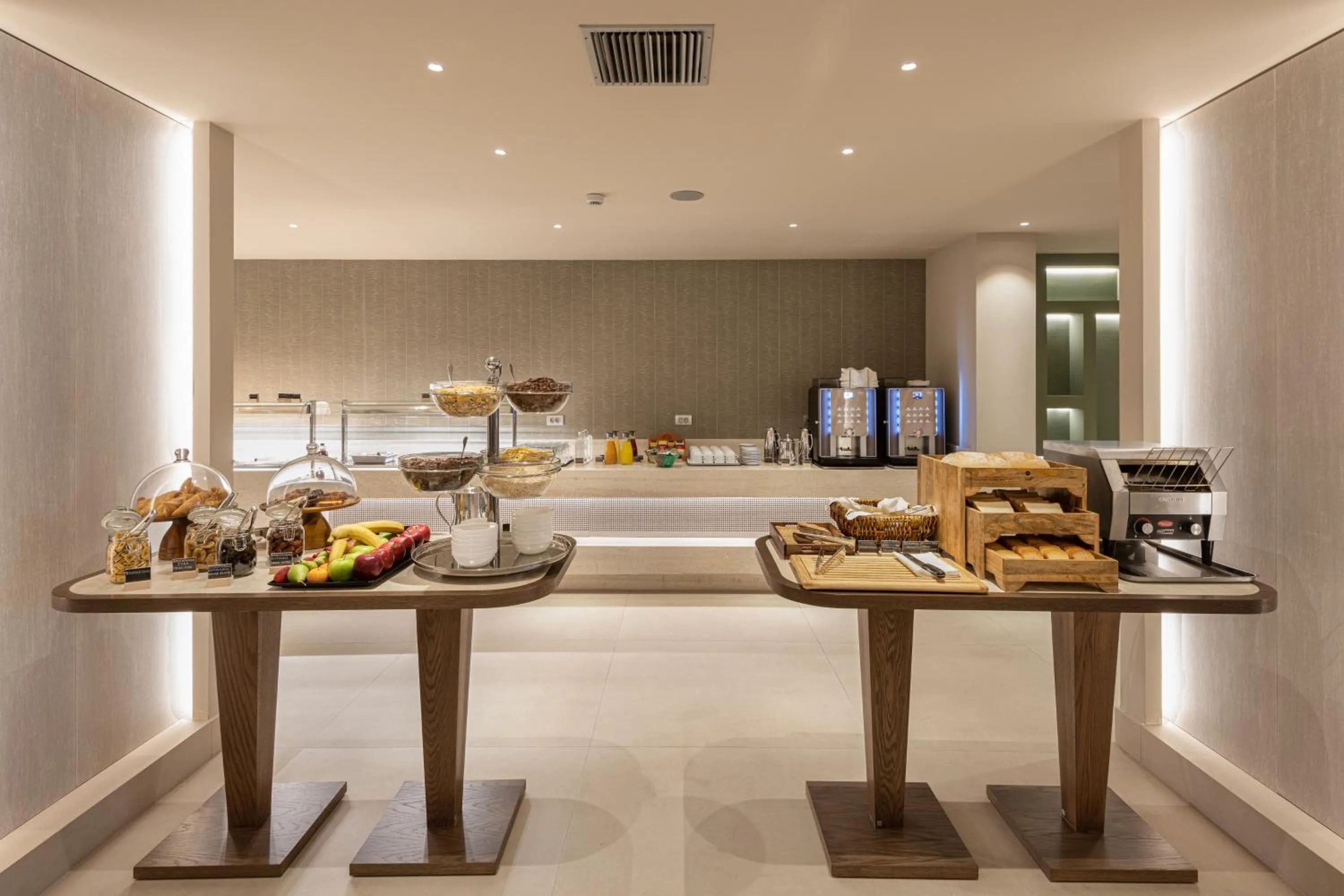 Restaurant/places to eat in Holiday Inn Thessaloniki by IHG