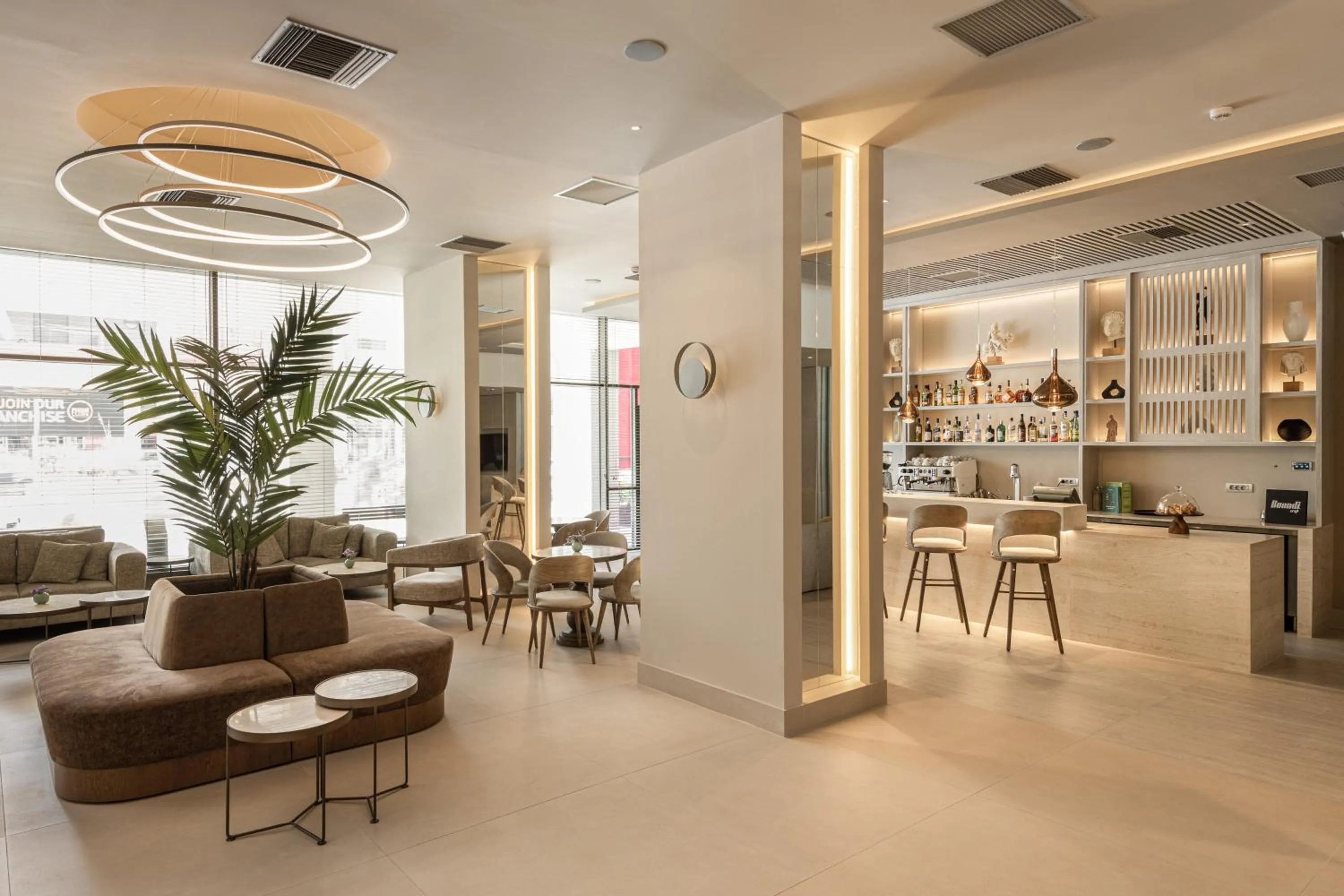 Lounge or bar in Holiday Inn Thessaloniki by IHG