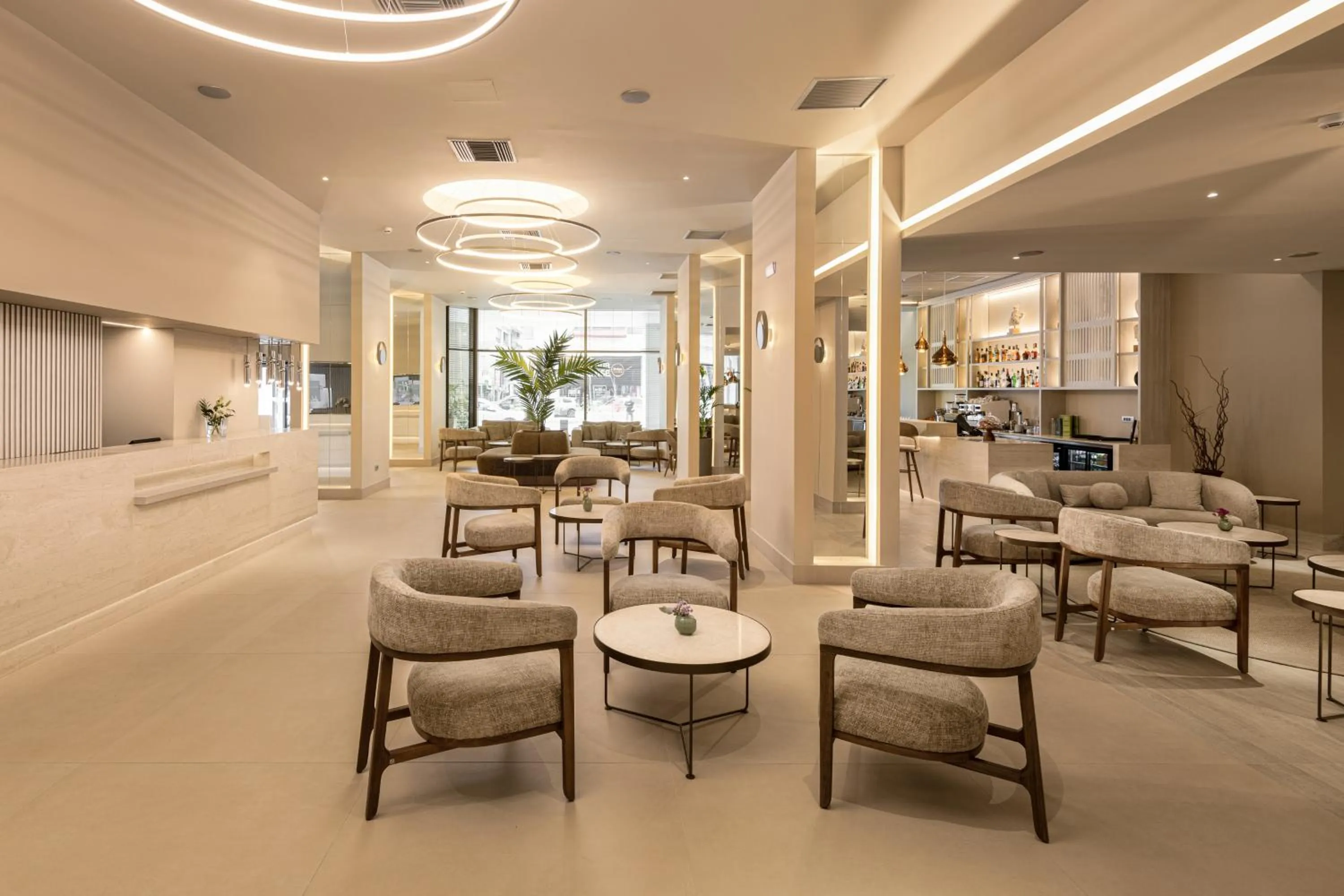 Lounge or bar in Holiday Inn Thessaloniki by IHG