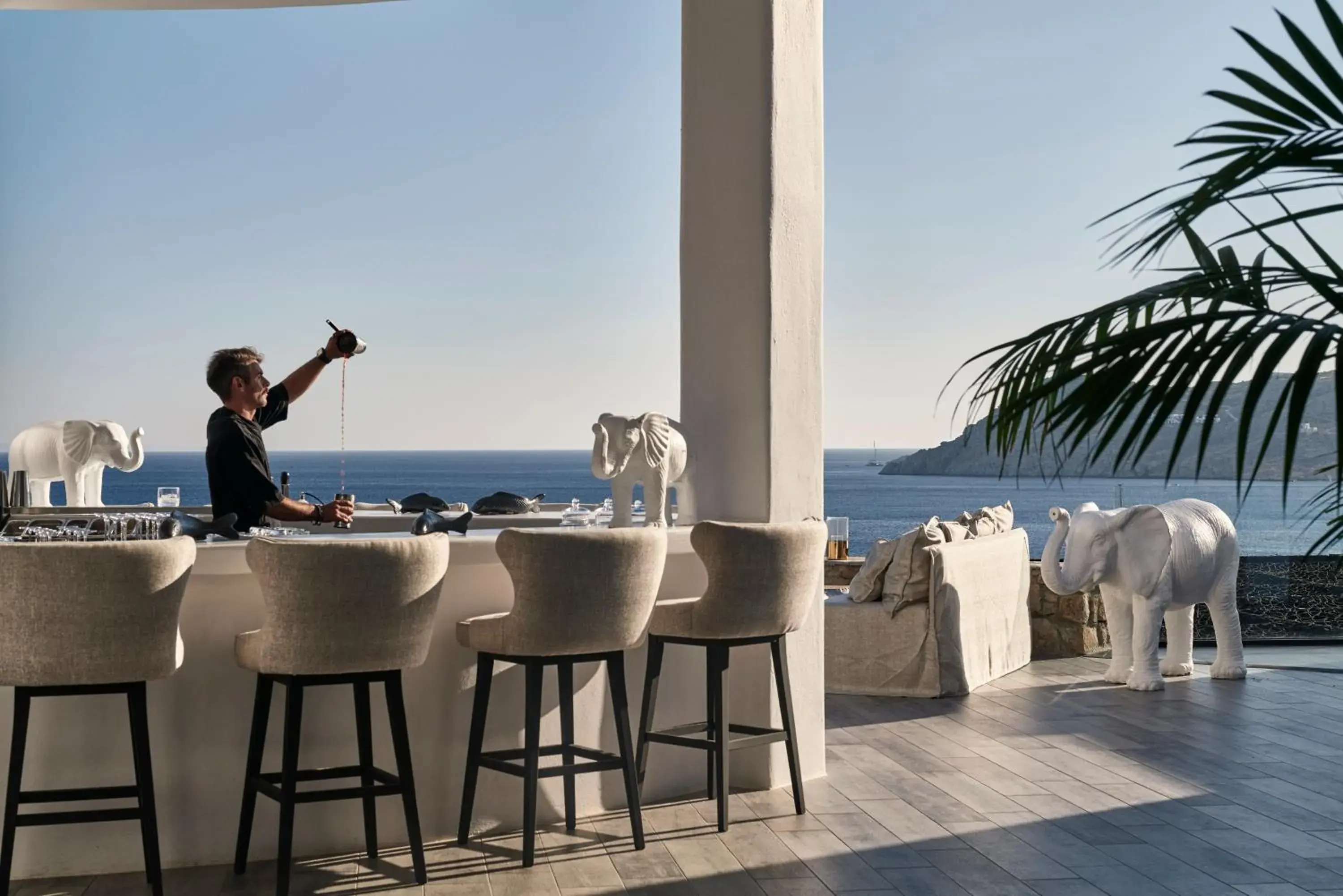 Lounge or bar in Myconian Imperial - Leading Hotels of the World Lounge or bar in Myconian Imperial - Leading Hotels of the World