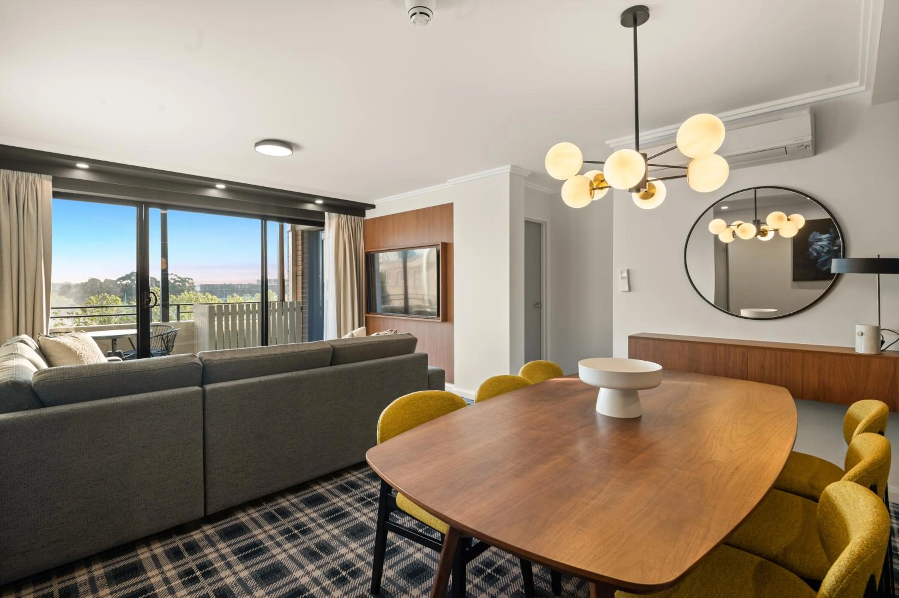 Dining area in The Sebel Darling Harbour the Pinnacle