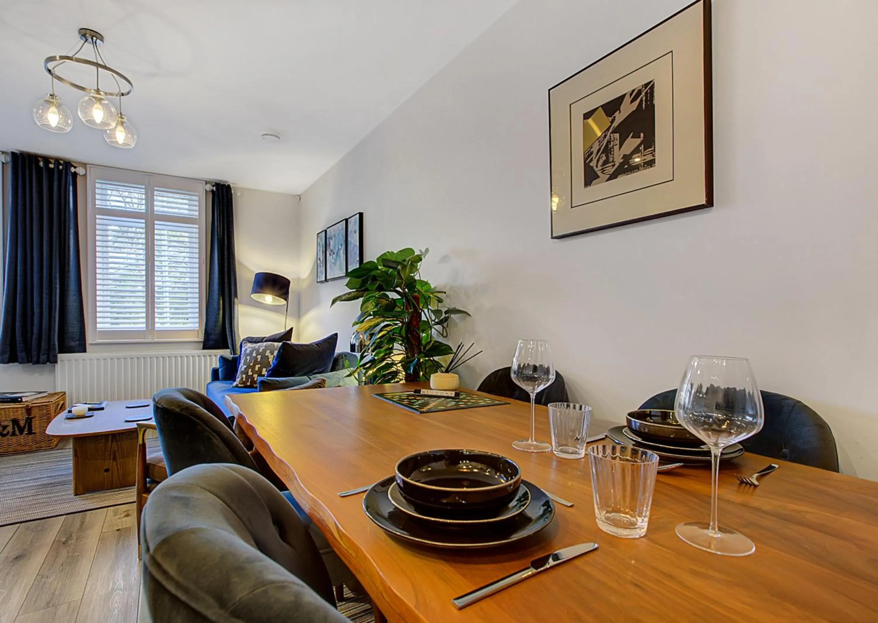 TV and multimedia in Stylish, business traveller friendly apartment, with free parking and Netflix
