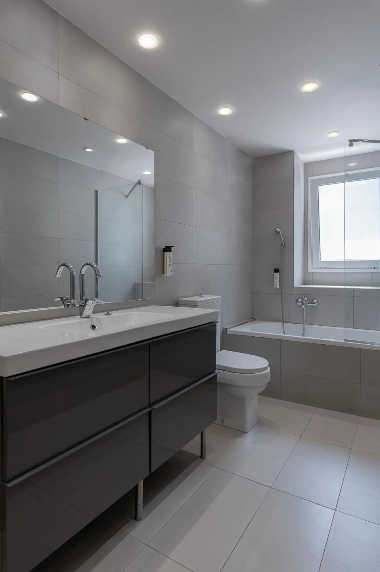 Bathroom in Piraeus City Hotel