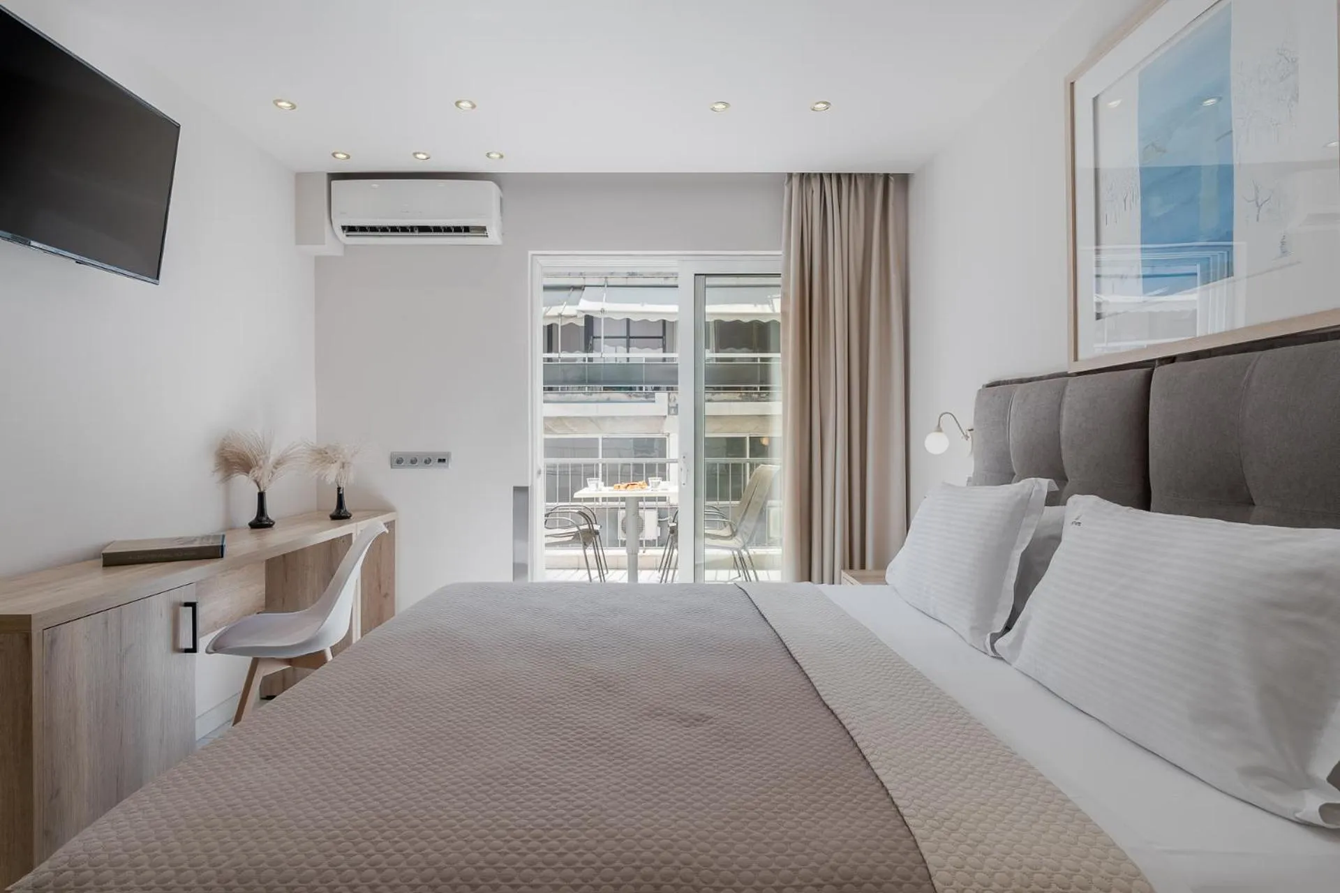 Balcony/Terrace, Bed in Piraeus City Hotel