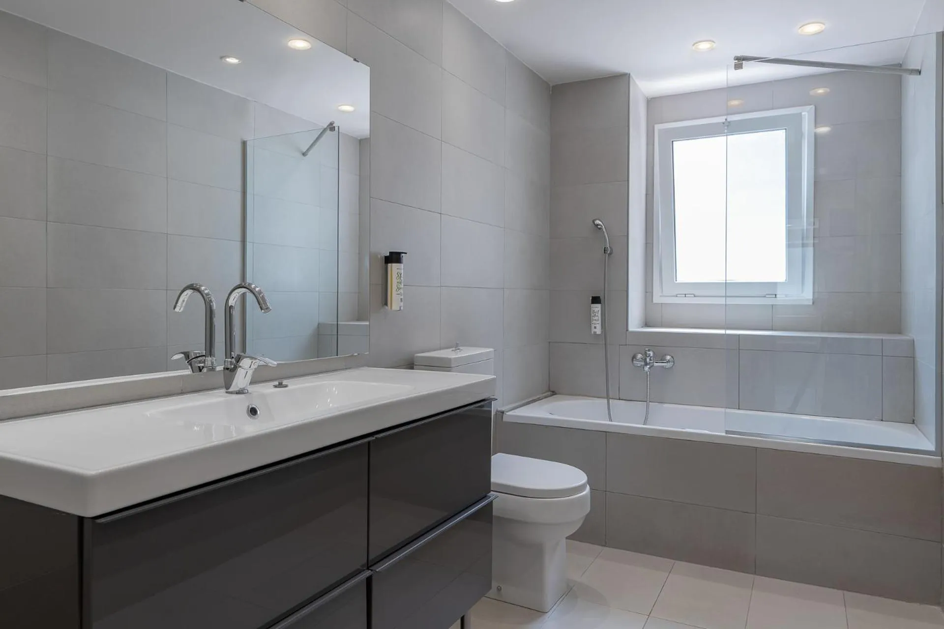 Bath in Piraeus City Hotel