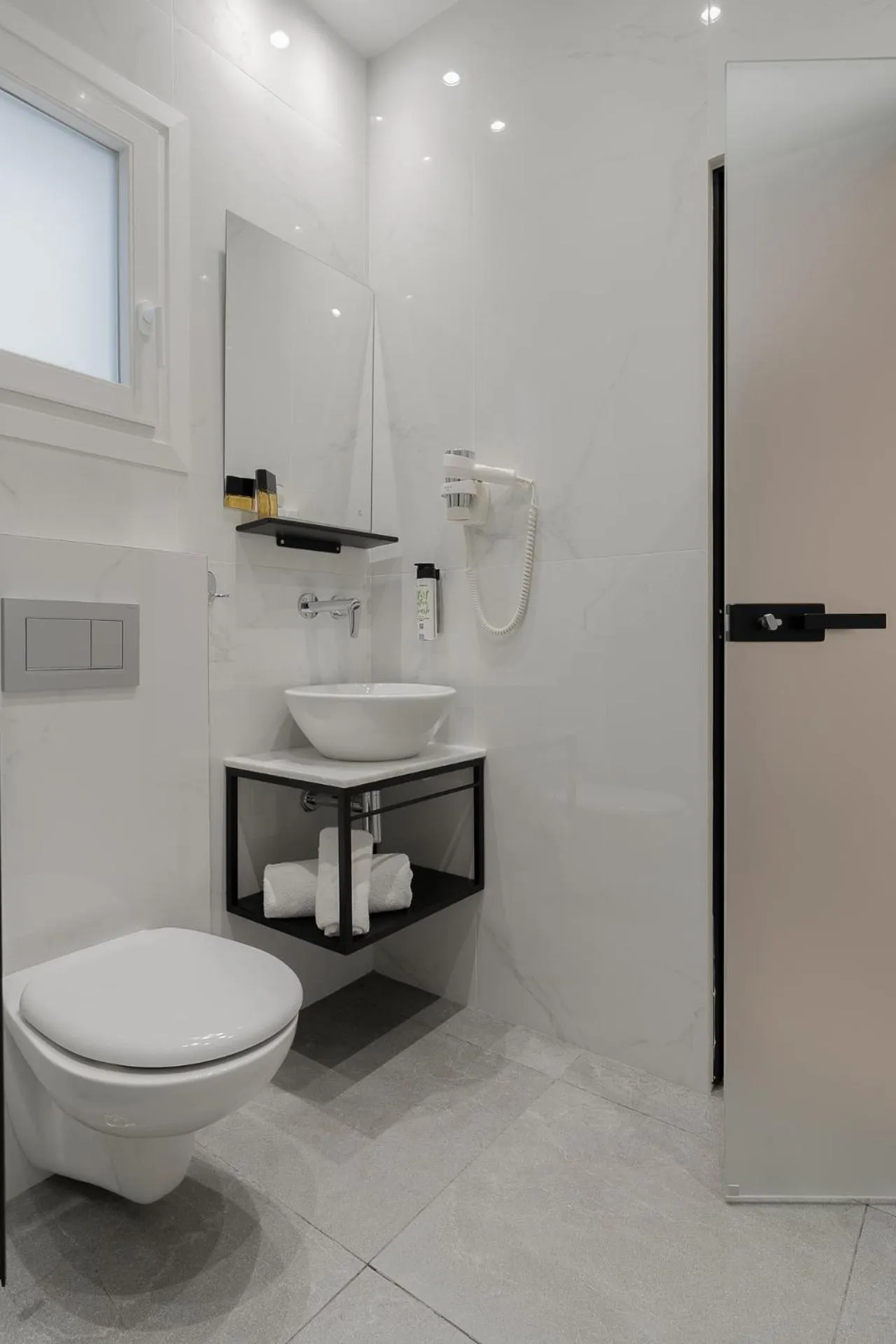 Bathroom in Piraeus City Hotel