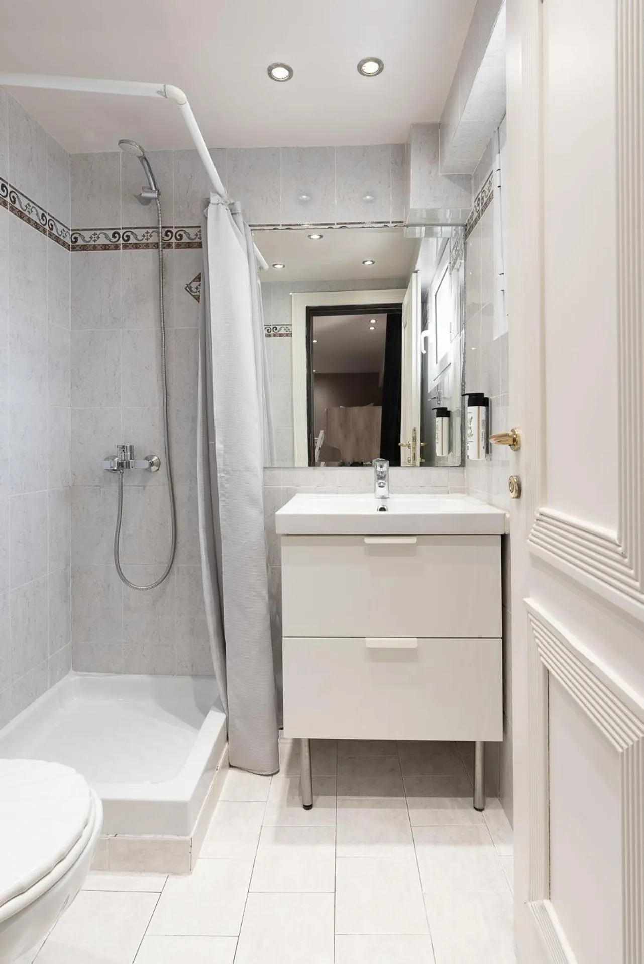 Bathroom in Piraeus City Hotel