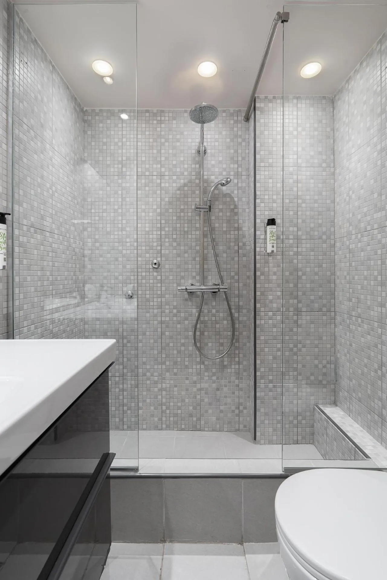 Shower in Piraeus City Hotel
