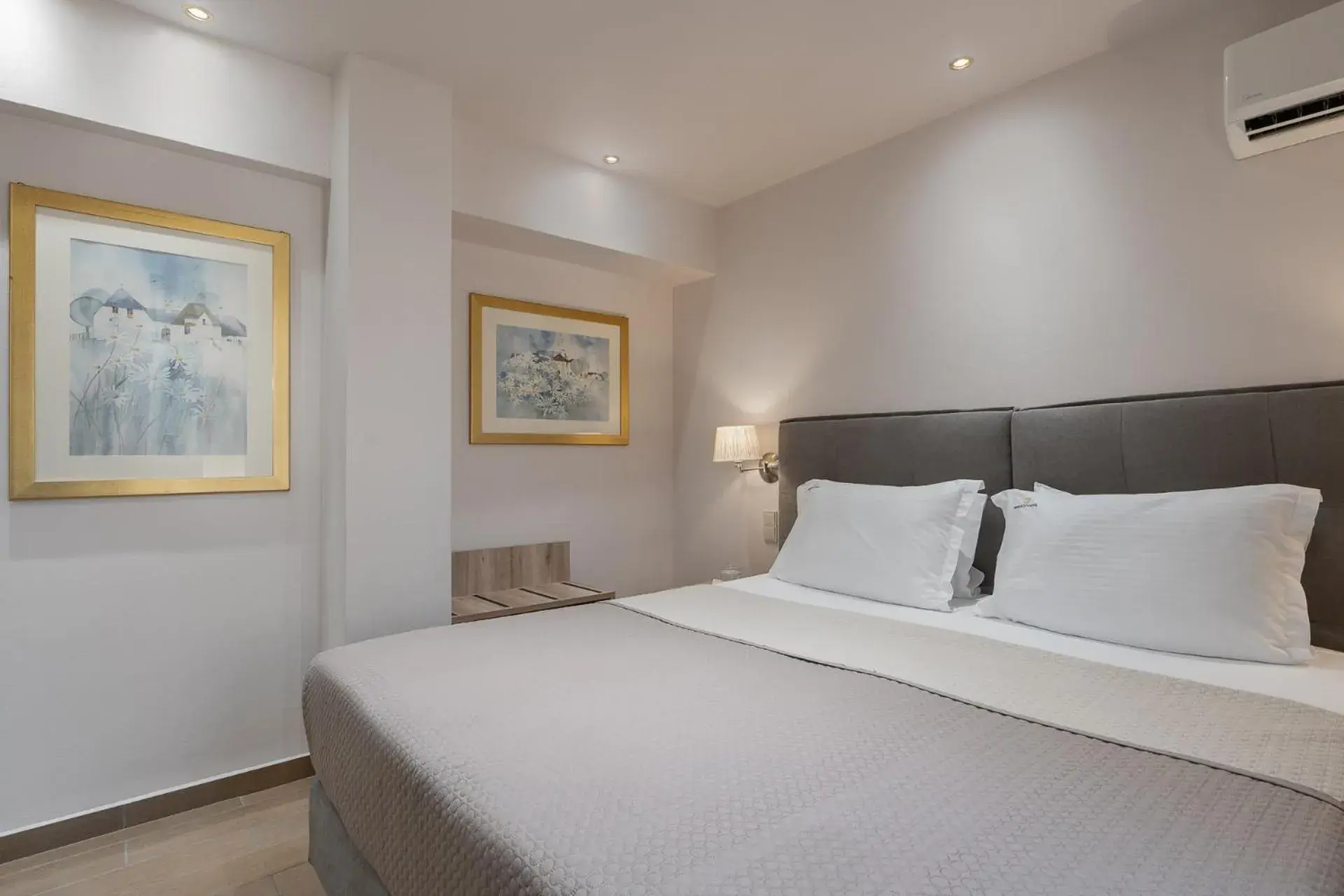 Bed in Piraeus City Hotel Bed in Piraeus City Hotel