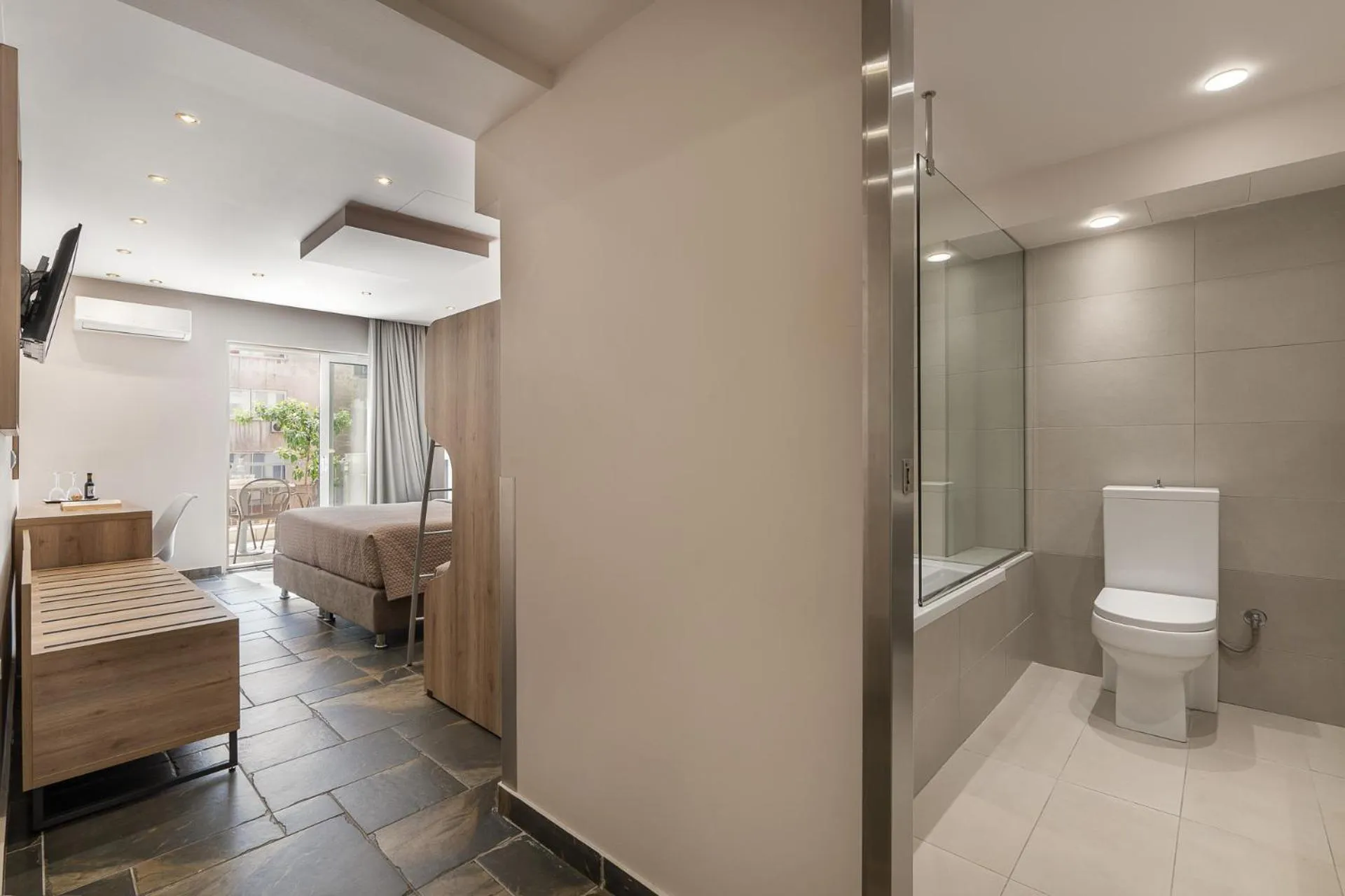 Bathroom in Piraeus City Hotel