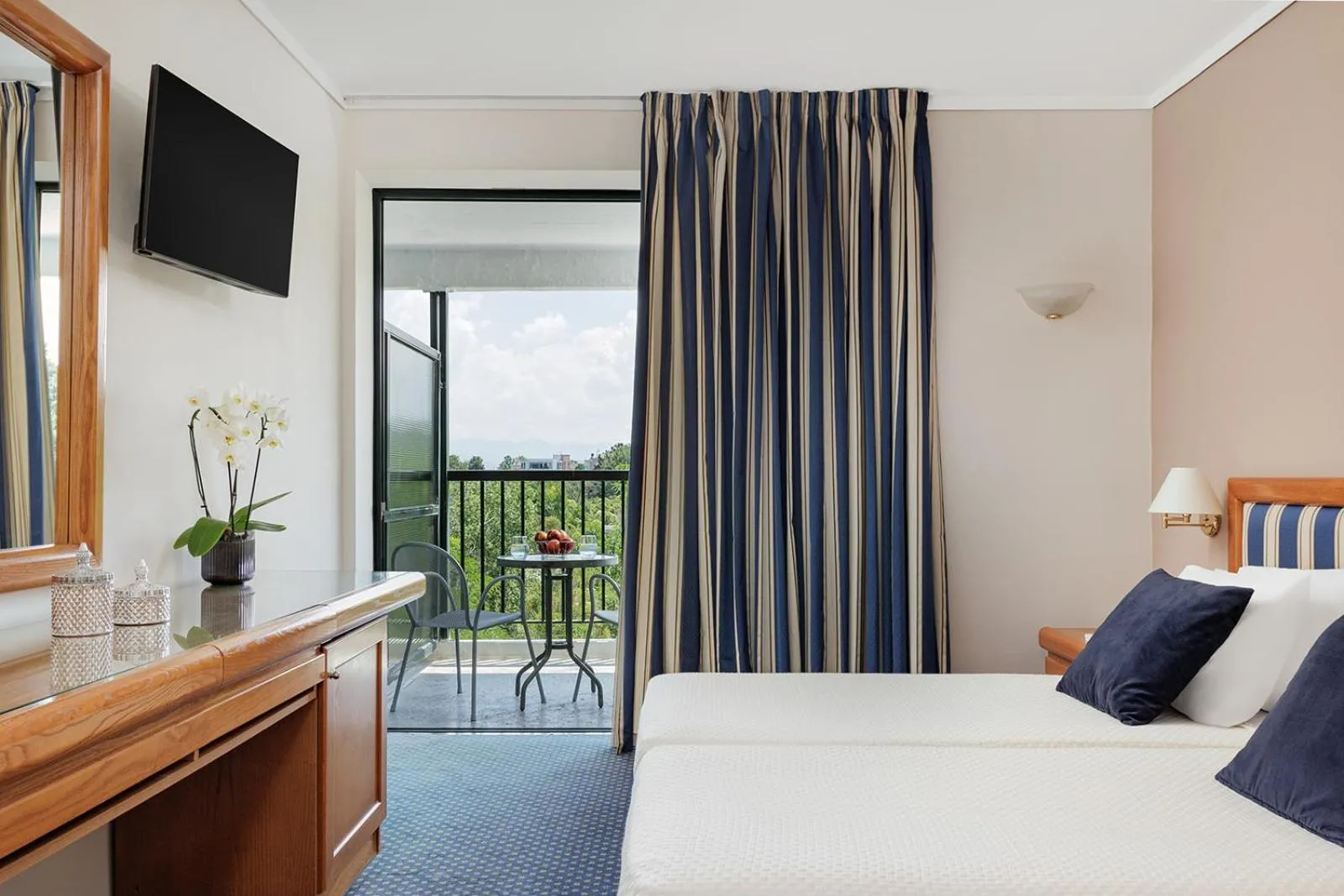 Balcony/Terrace, Bed in Sun Beach Hotel