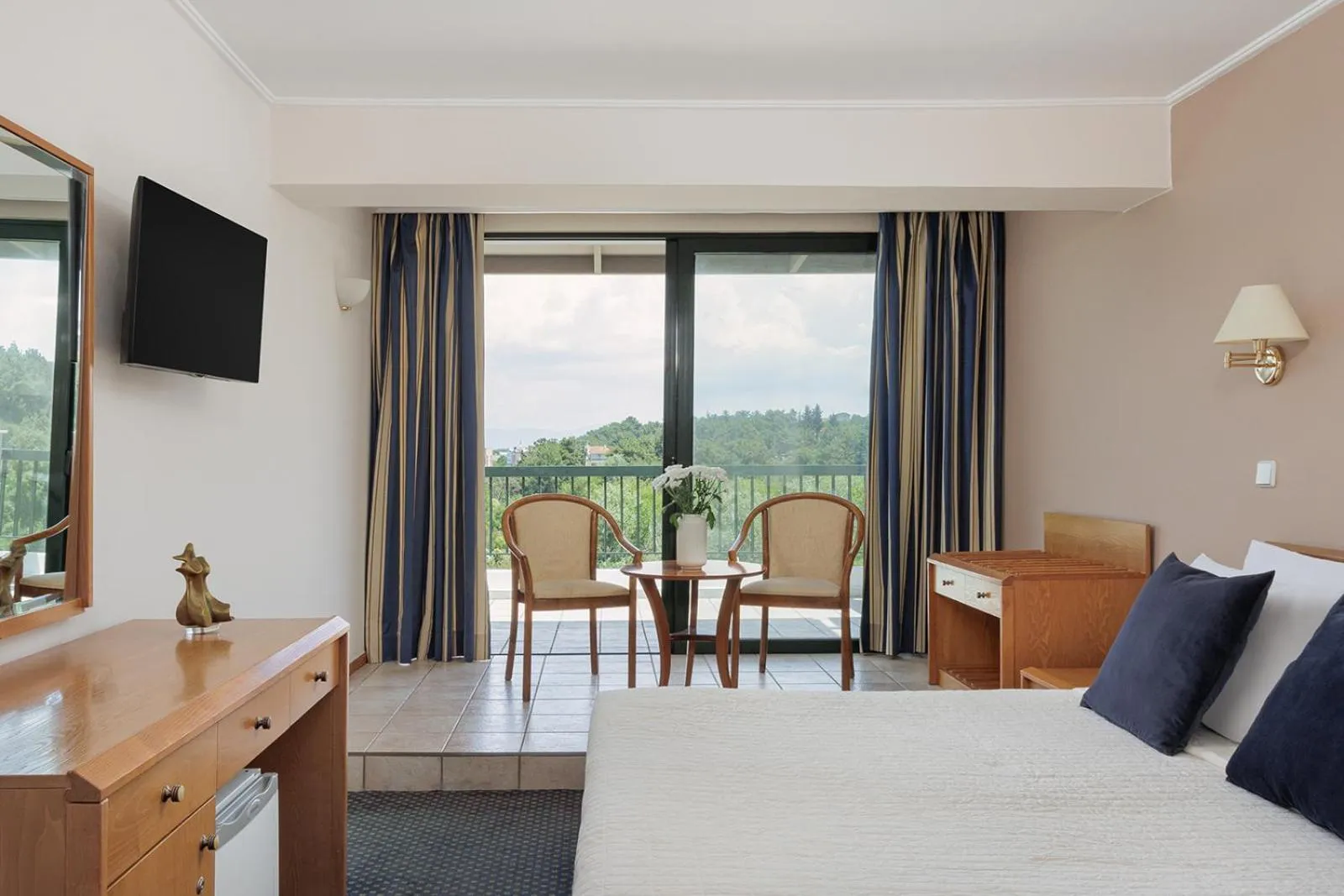 Bedroom, Bed in Sun Beach Hotel