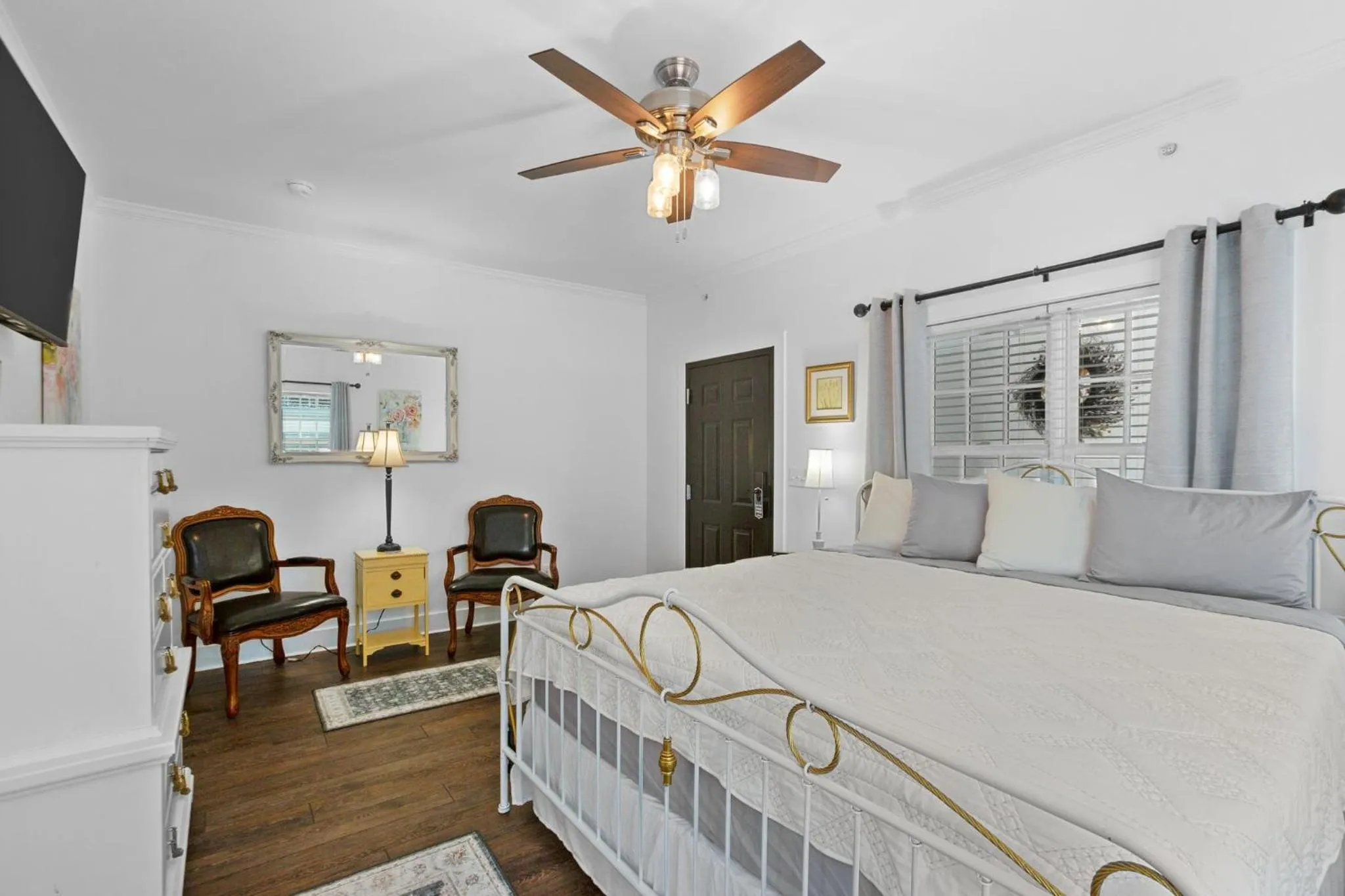 Bedroom, Bed in Little Inn on Main