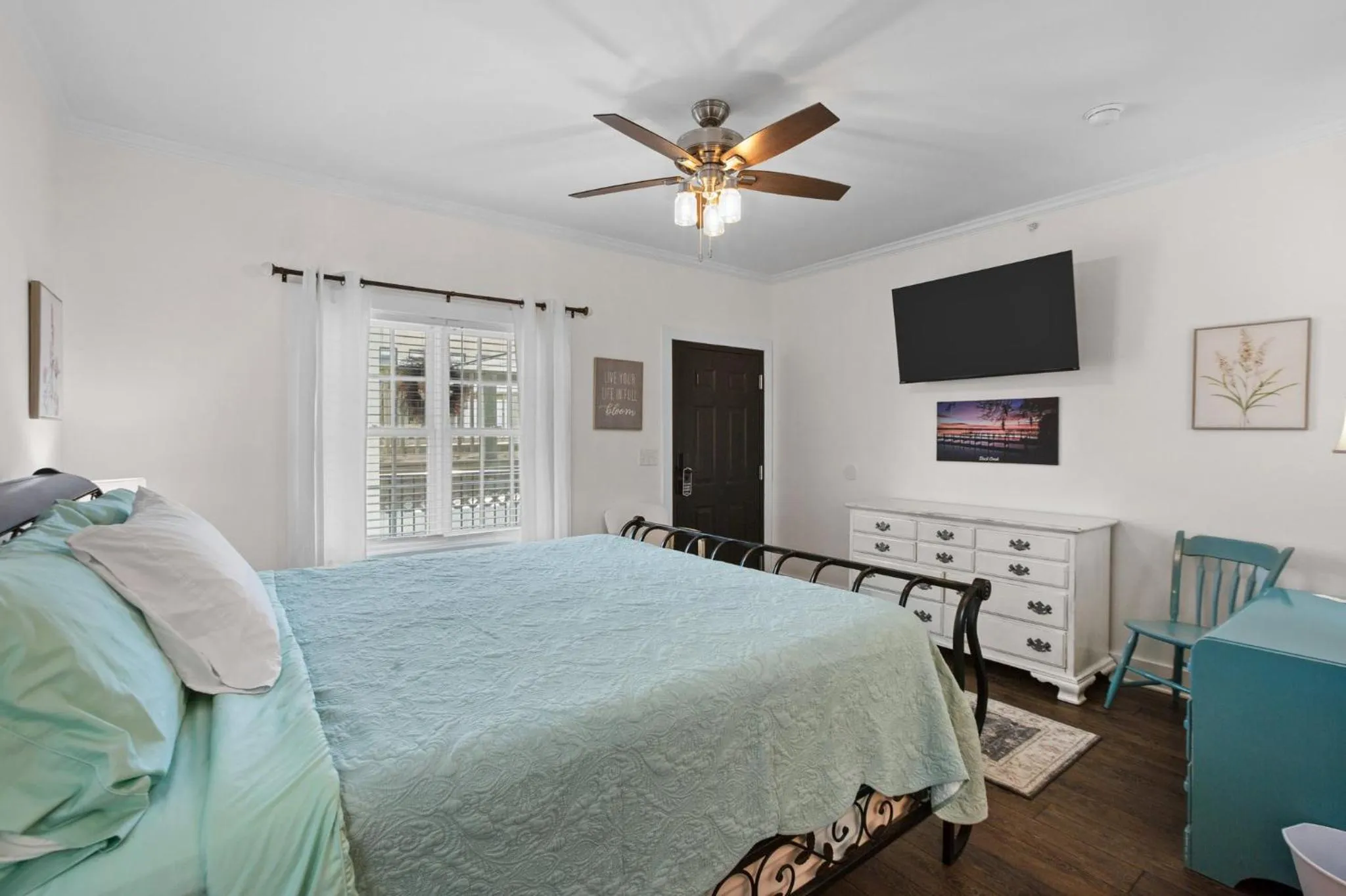 Bedroom, Bed in Little Inn on Main