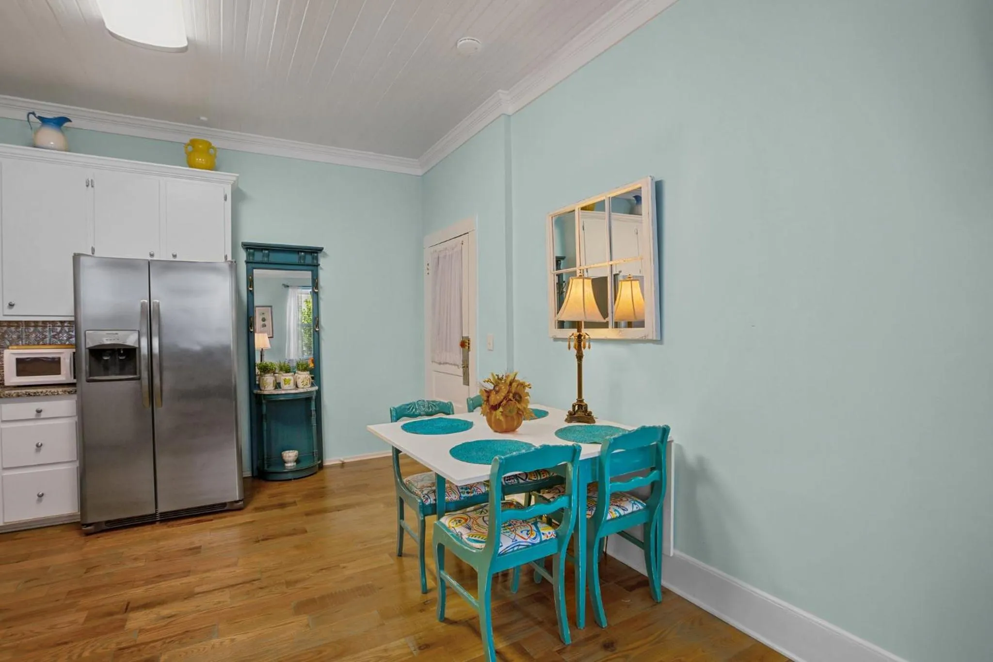 Dining area in Little Inn on Main
