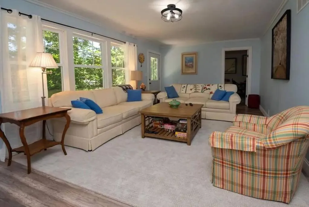 Little Blue Cottage: a wooded getaway near beaches and towns